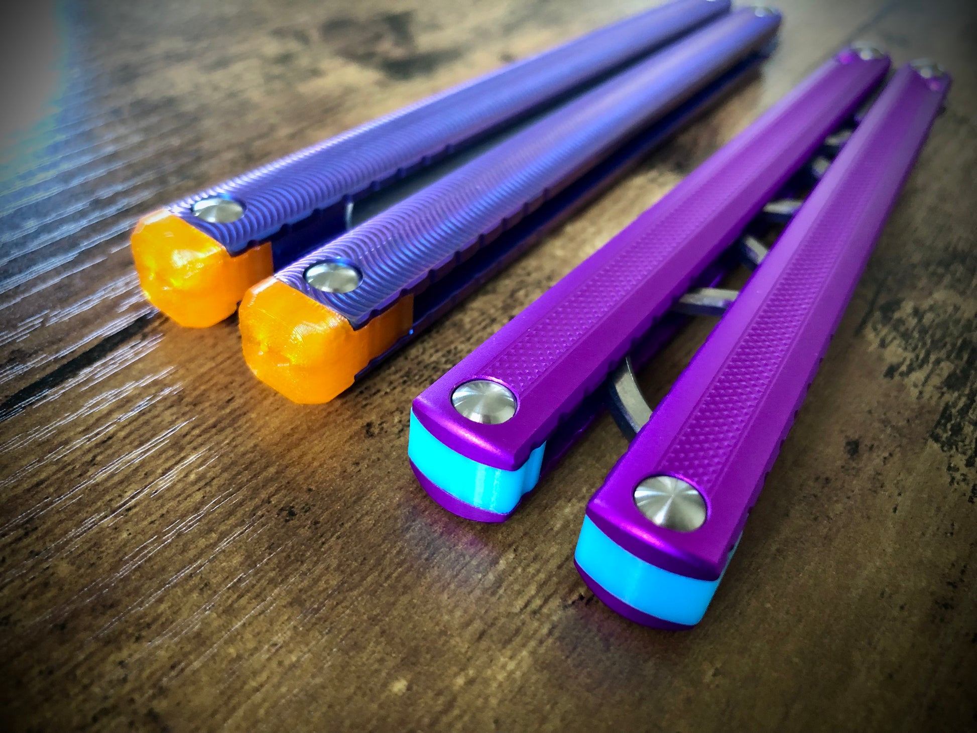 These Zippy spacers designed for the MachineWise Sasori and Tottori Balisongs are made in-house from a shatter-proof polyurethane. The spacers offer adjustable balance with removable tungsten weights and are available in both Flush Spacers and Extensions. The Extension spacers add length and protect your handles from drops. 