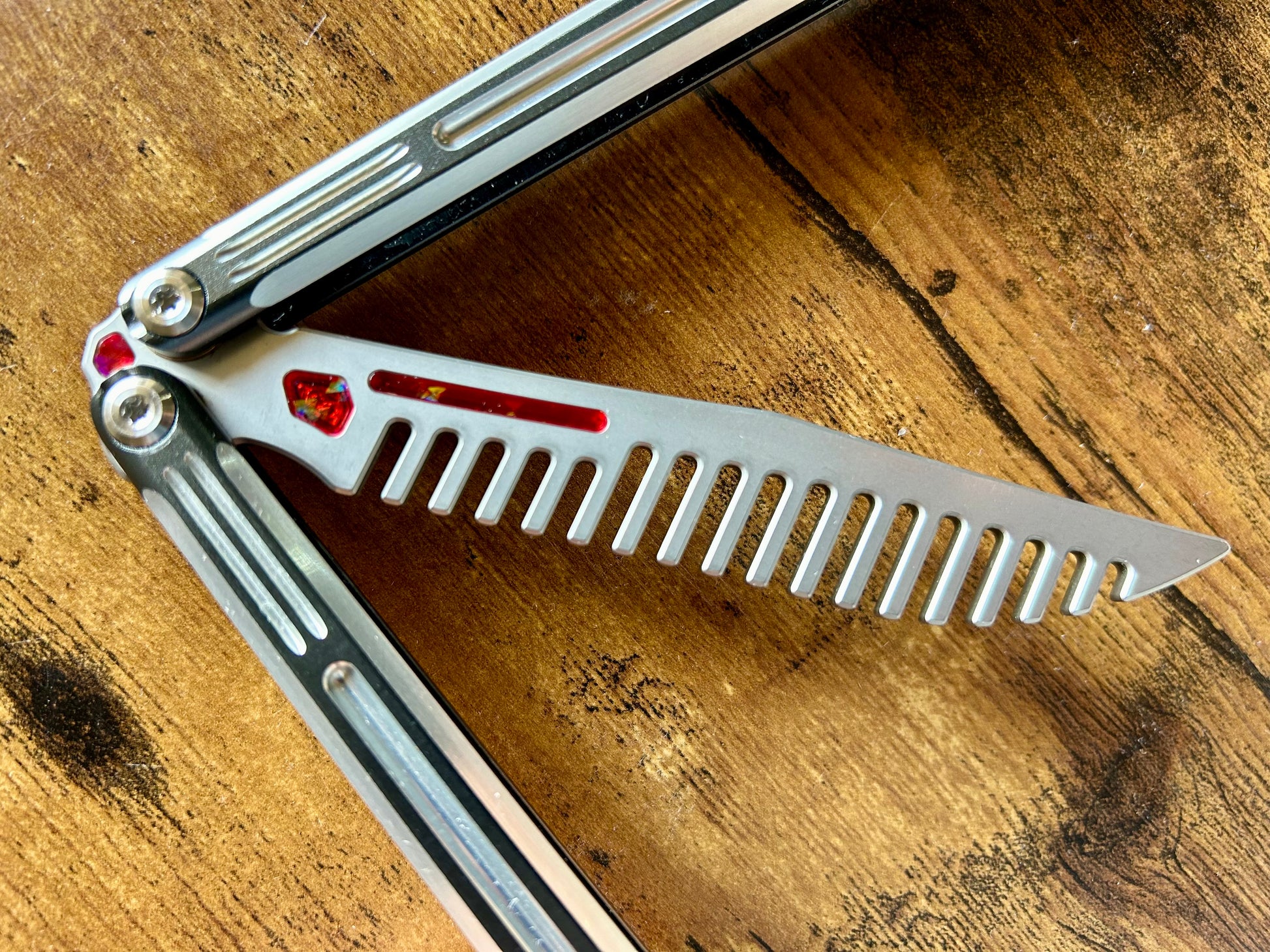 Add a pop of color to your LDY Orion-S Comb balisong trainer with these custom-made Zippy inserts. This mod consists of shatter-proof polyurethane cosmetic inserts to customize your comb trainer blade, as well as tang inserts.