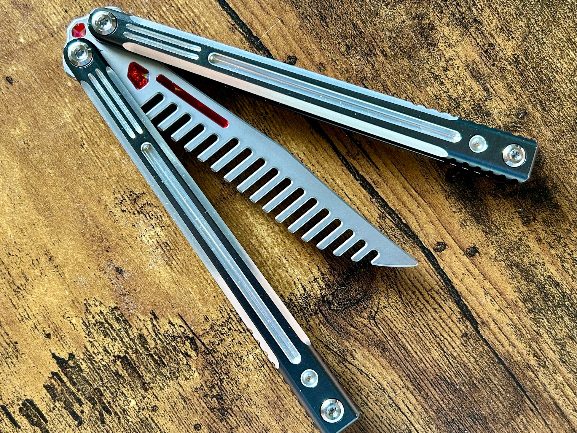 Add a pop of color to your LDY Orion-S Comb balisong trainer with these custom-made Zippy inserts. This mod consists of shatter-proof polyurethane cosmetic inserts to customize your comb trainer blade, as well as tang inserts.