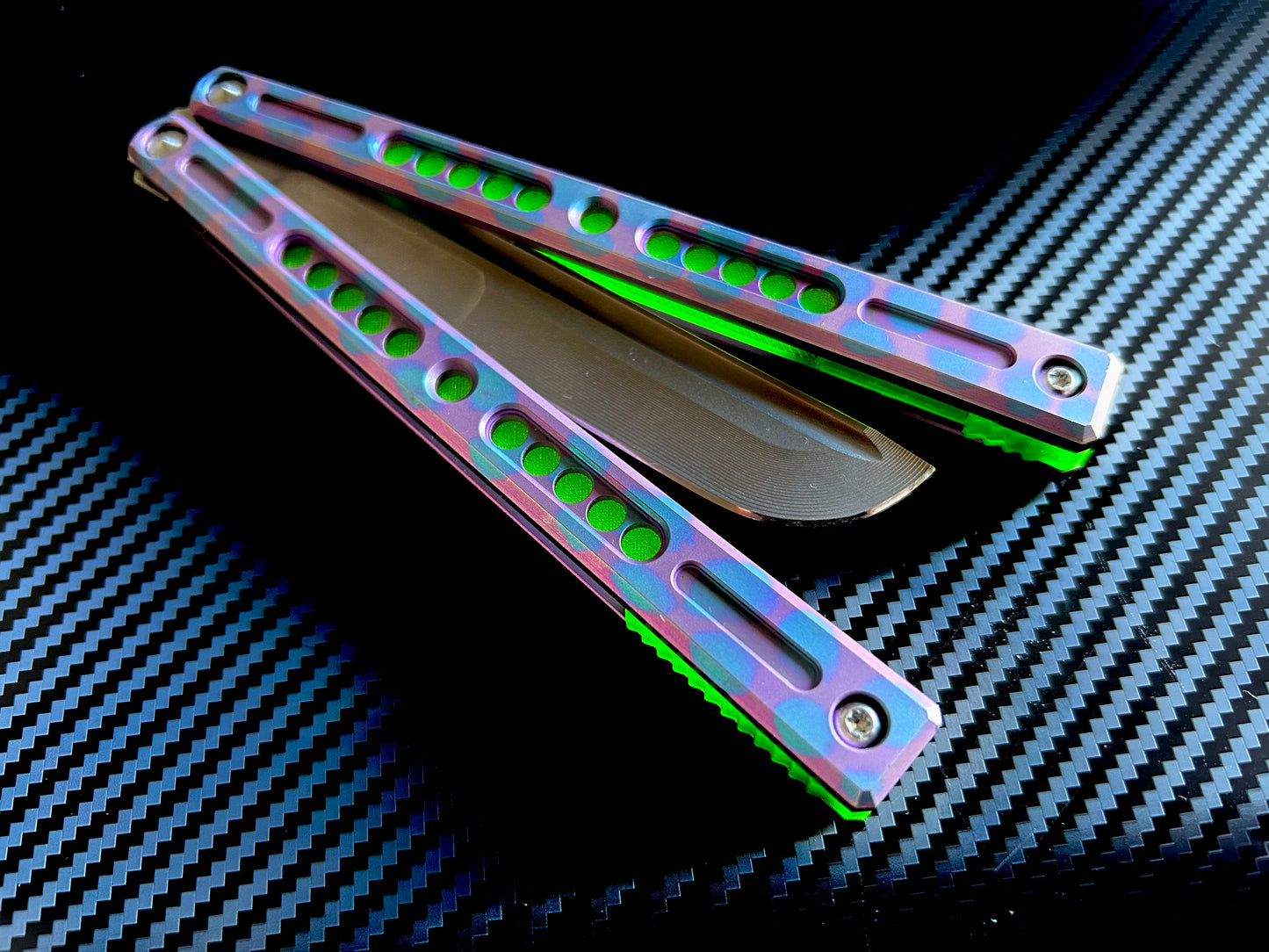 Deepen the sound and modify the aesthetic of your Hansen Metals Solo butterfly knife with these polyurethane Zippy handle inlays.