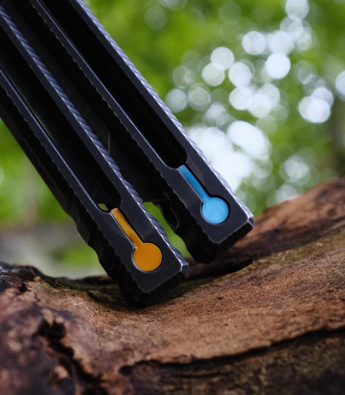 Pivot Plugs are a cosmetic handle inlay mod designed to friction fit into 3/16" bores at the bottom of a variety of balisong handles, including the Squid Industries Krake Raken balisong, the MachineWise Prysma, SliftT, the Nabalis Vulp Pro, and the Acidwrx Zzzyzx.