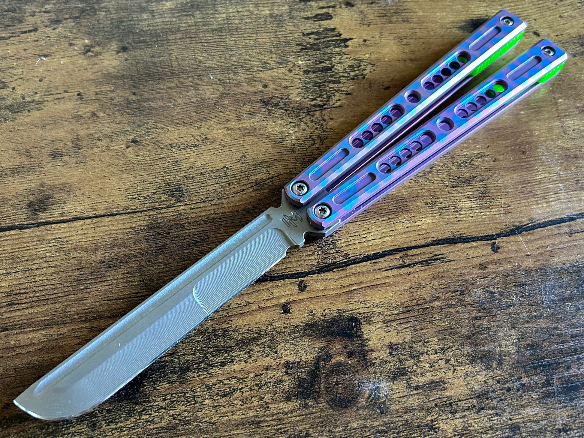 These Zippy spacers are custom-designed for the Hansen Metals Solo butterfly knife They add positive jimping to the Solofor extra grip, and include a tungsten weight system for adjustable balance. This allows you to add end-weight to the Solo to add a light to moderate handle bias.