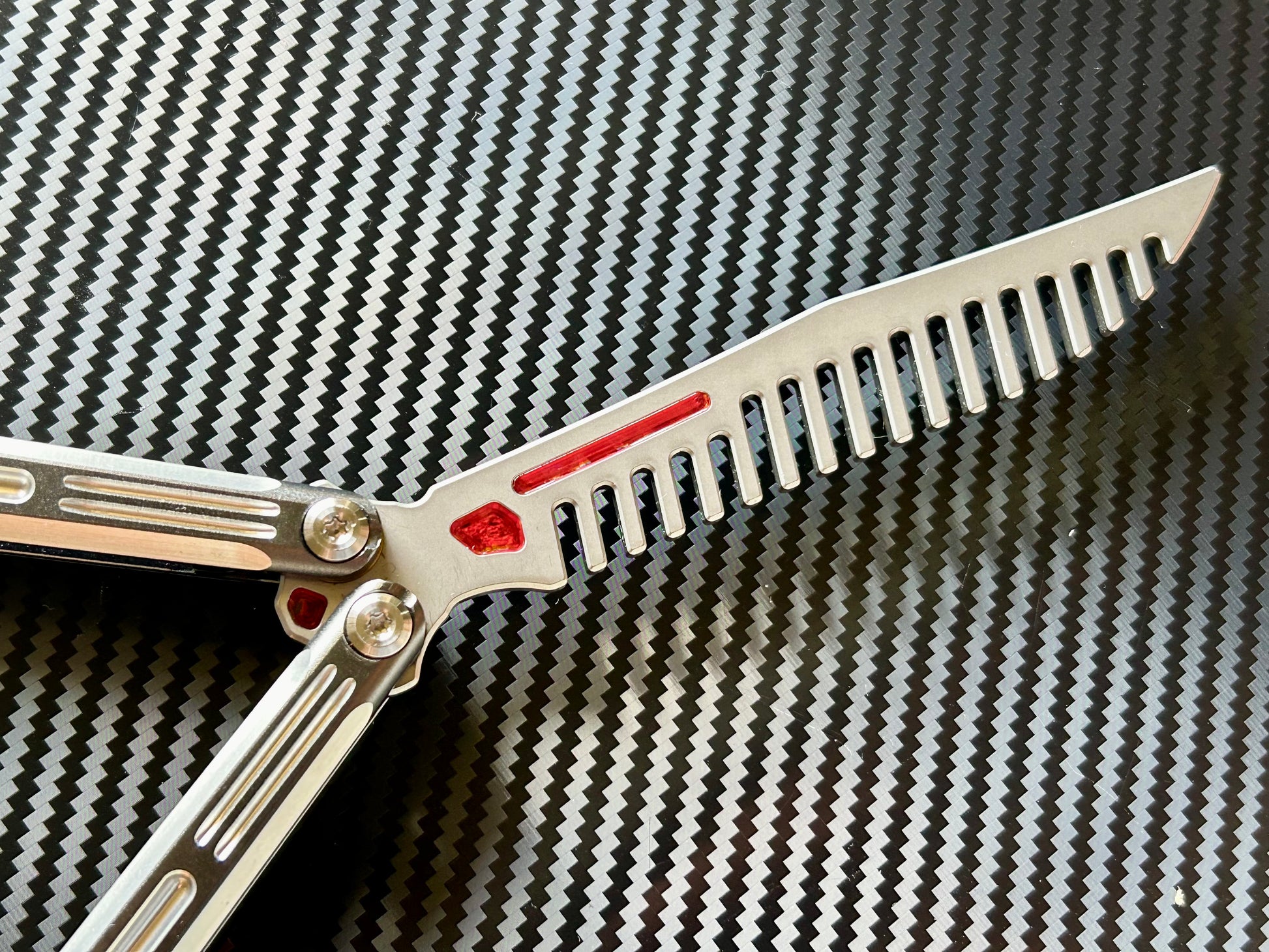 Add a pop of color to your LDY Orion-S Comb balisong trainer with these custom-made Zippy inserts. This mod consists of shatter-proof polyurethane cosmetic inserts to customize your comb trainer blade, as well as tang inserts.