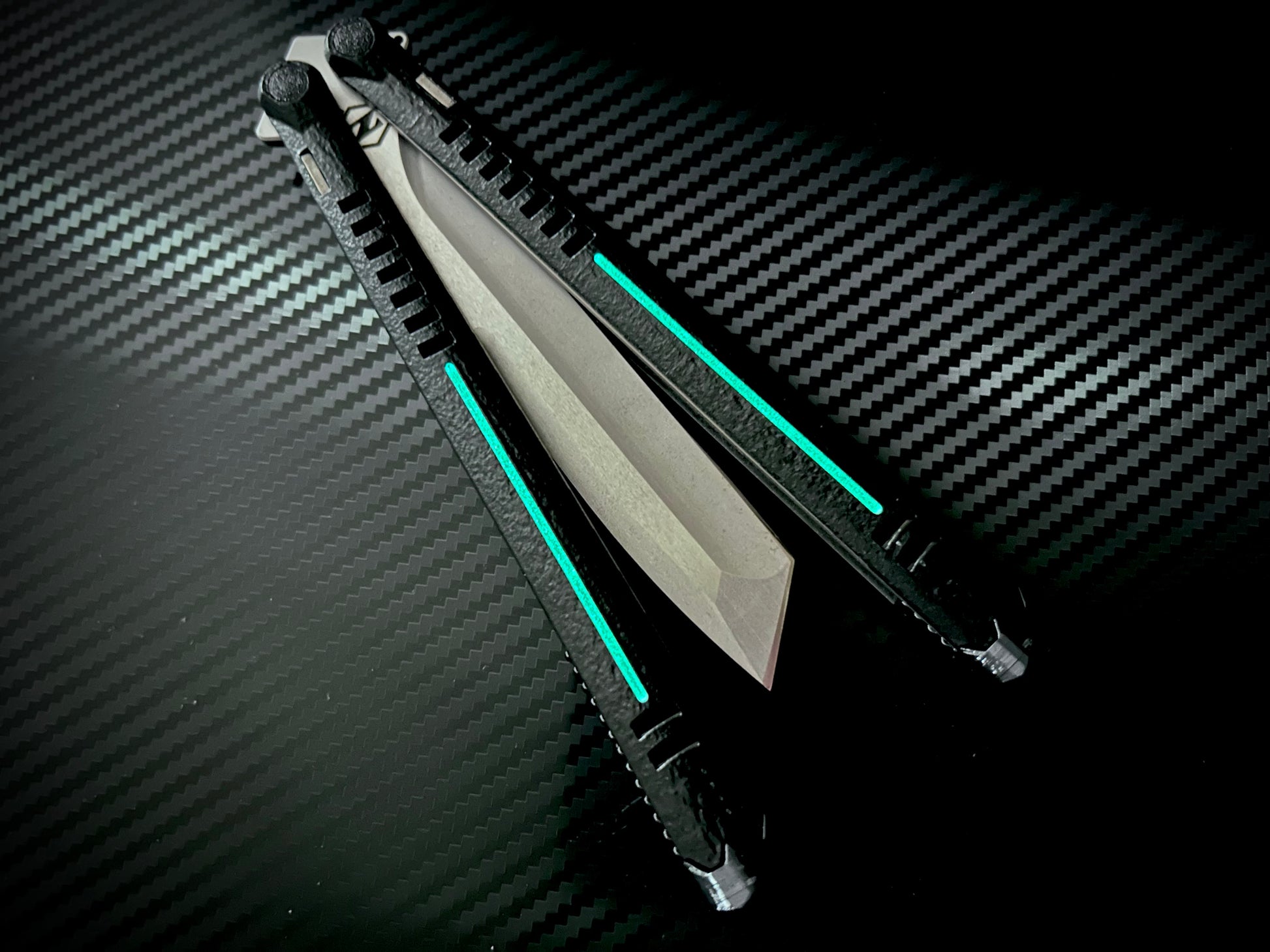 The Parallax is Zippy's first metal butterfly knife, featuring and a modular spacer system that enables rapid adjustment of handle length and balance. The innovative triple-liner design and channel scales provide enhanced rigidity compared to traditional sandwich-style balisongs. The Parallax features threadlocker-free tuning and the high-performance raceway bearing system, which is slower and more controlled compared to traditional bearings.