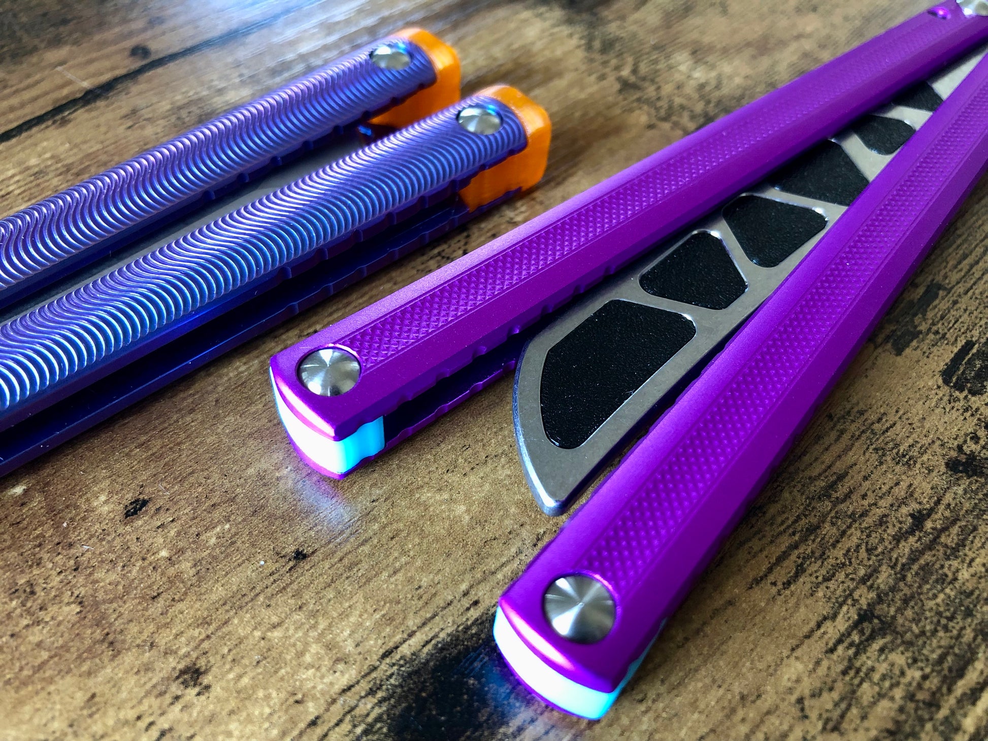 These Zippy spacers designed for the MachineWise Sasori and Tottori Balisongs are made in-house from a shatter-proof polyurethane. The spacers offer adjustable balance with removable tungsten weights and are available in both Flush Spacers and Extensions. The Extension spacers add length and protect your handles from drops. 