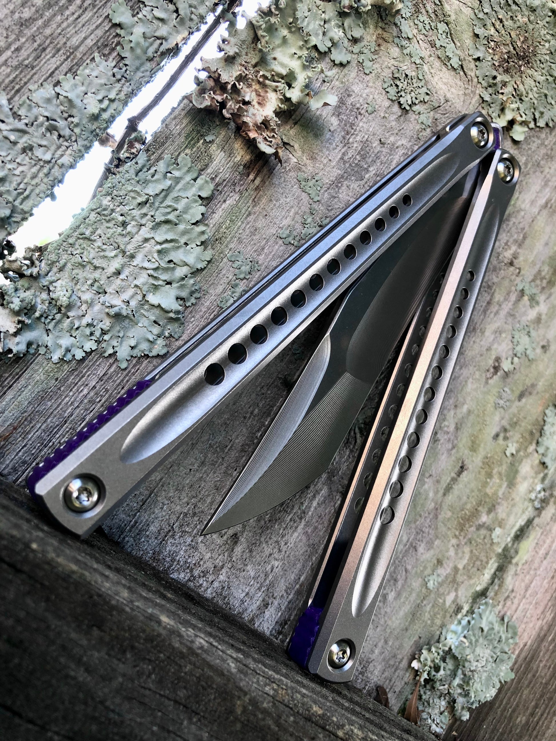 These Zippy spacers for the JK Design Embargo Balisong are made in-house from a rubbery, shatter-proof polyurethane. They add positive "saw-tooth" jimping to the Embargo and include a tungsten weight system for adjustable balance.