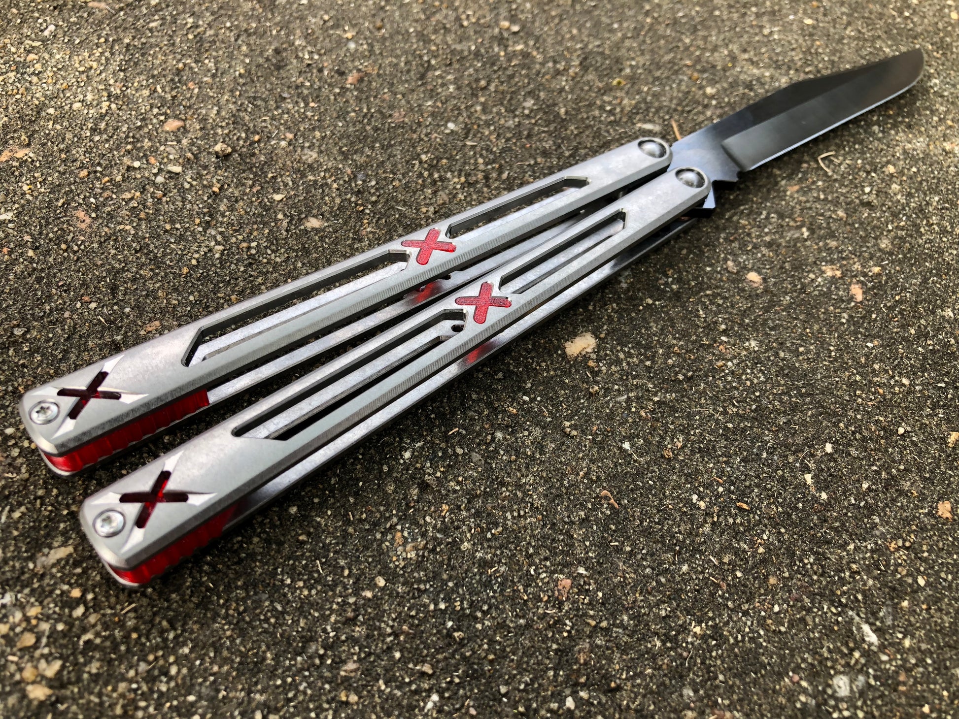 Made by Bxndxge Knives (Bandage, not bondage!) in collaboration with Zippy, the "Stitch" handles are a Titanium rehandle mod compatible with blades from both the BRS Replicant and Squid Industries Krake Raken balisongs.