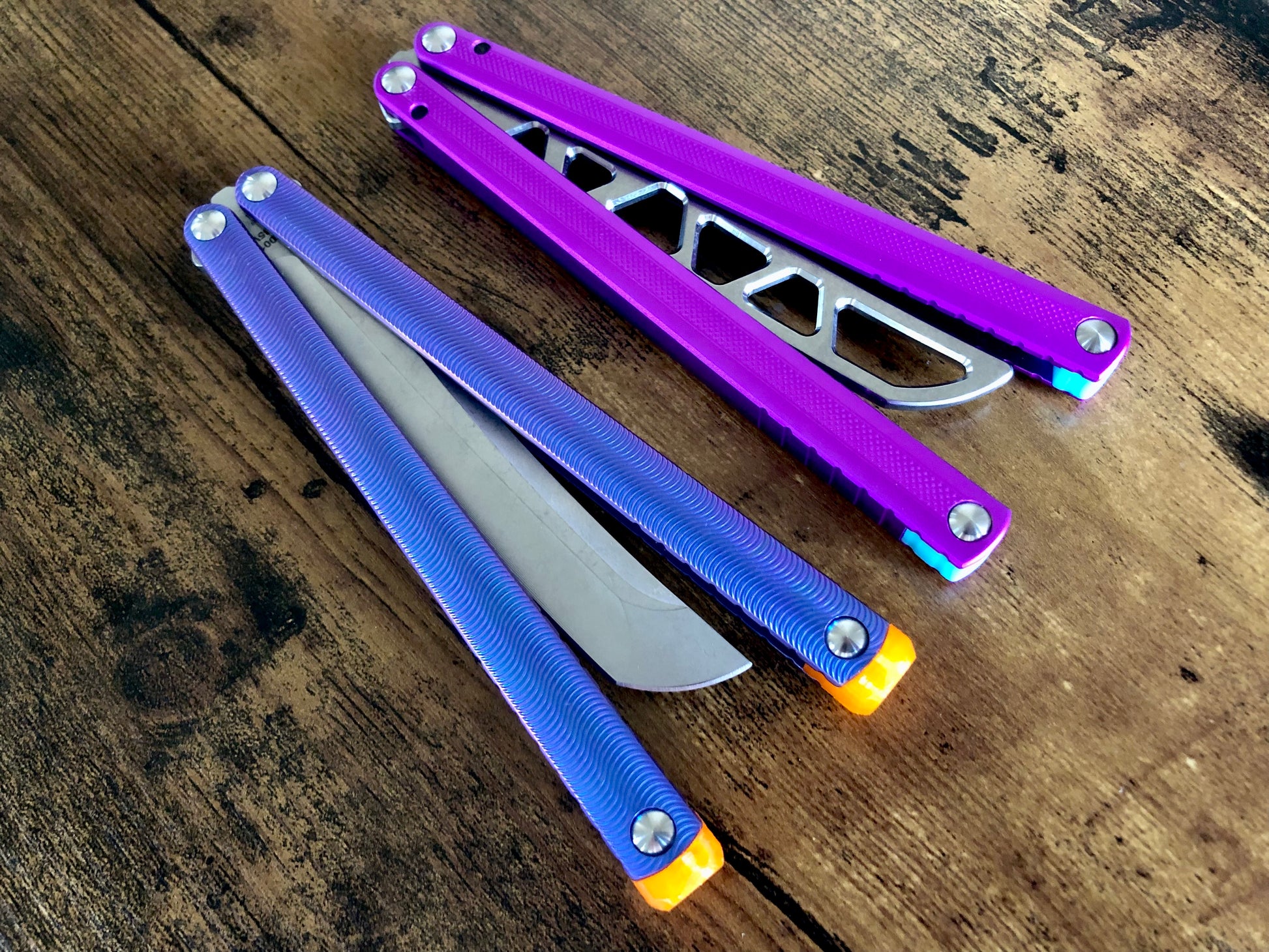 These Zippy spacers designed for the MachineWise Sasori and Tottori Balisongs are made in-house from a shatter-proof polyurethane. The spacers offer adjustable balance with removable tungsten weights and are available in both Flush Spacers and Extensions. The Extension spacers add length and protect your handles from drops. 