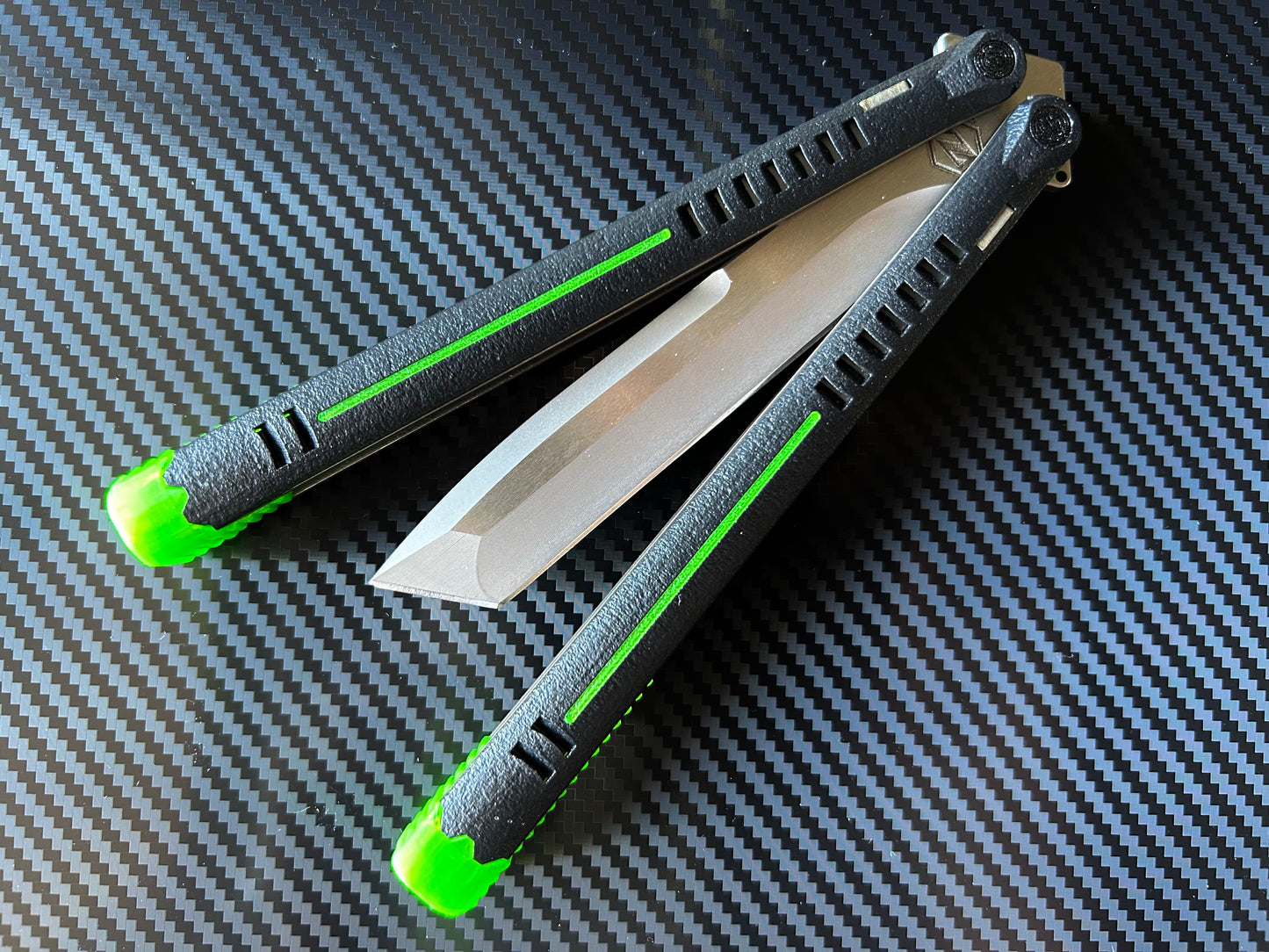 The Parallax is Zippy's first metal butterfly knife, featuring and a modular spacer system that enables rapid adjustment of handle length and balance. The innovative triple-liner design and channel scales provide enhanced rigidity compared to traditional sandwich-style balisongs. The Parallax features threadlocker-free tuning and the high-performance raceway bearing system, which is slower and more controlled compared to traditional bearings.