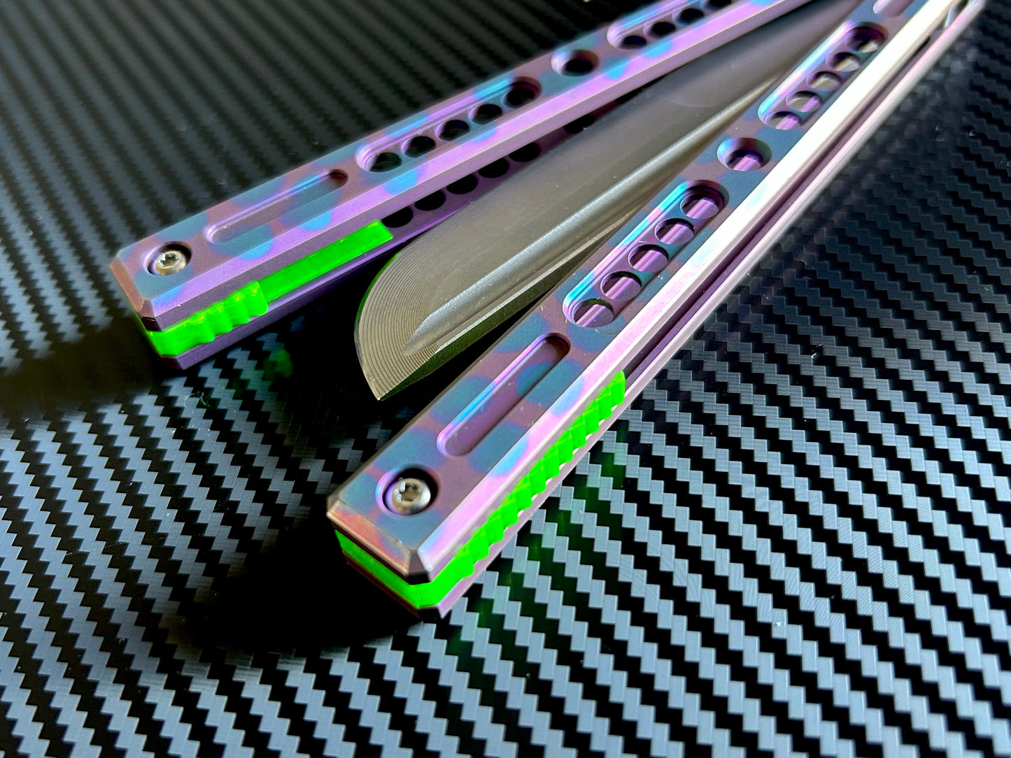 These Zippy spacers are custom-designed for the Hansen Metals Solo butterfly knife They add positive jimping to the Solofor extra grip, and include a tungsten weight system for adjustable balance. This allows you to add end-weight to the Solo to add a light to moderate handle bias.