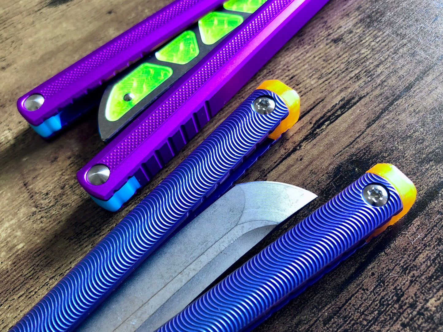 These Zippy spacers designed for the MachineWise Sasori and Tottori Balisongs are made in-house from a shatter-proof polyurethane. The spacers offer adjustable balance with removable tungsten weights and are available in both Flush Spacers and Extensions. The Extension spacers add length and protect your handles from drops. 