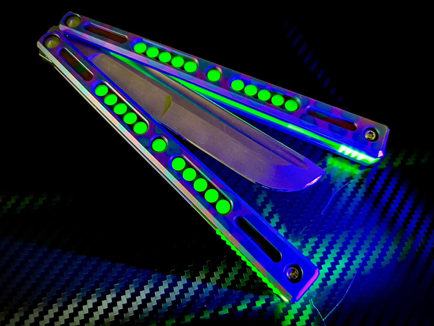 These Zippy spacers are custom-designed for the Hansen Metals Solo butterfly knife They add positive jimping to the Solofor extra grip, and include a tungsten weight system for adjustable balance. This allows you to add end-weight to the Solo to add a light to moderate handle bias.