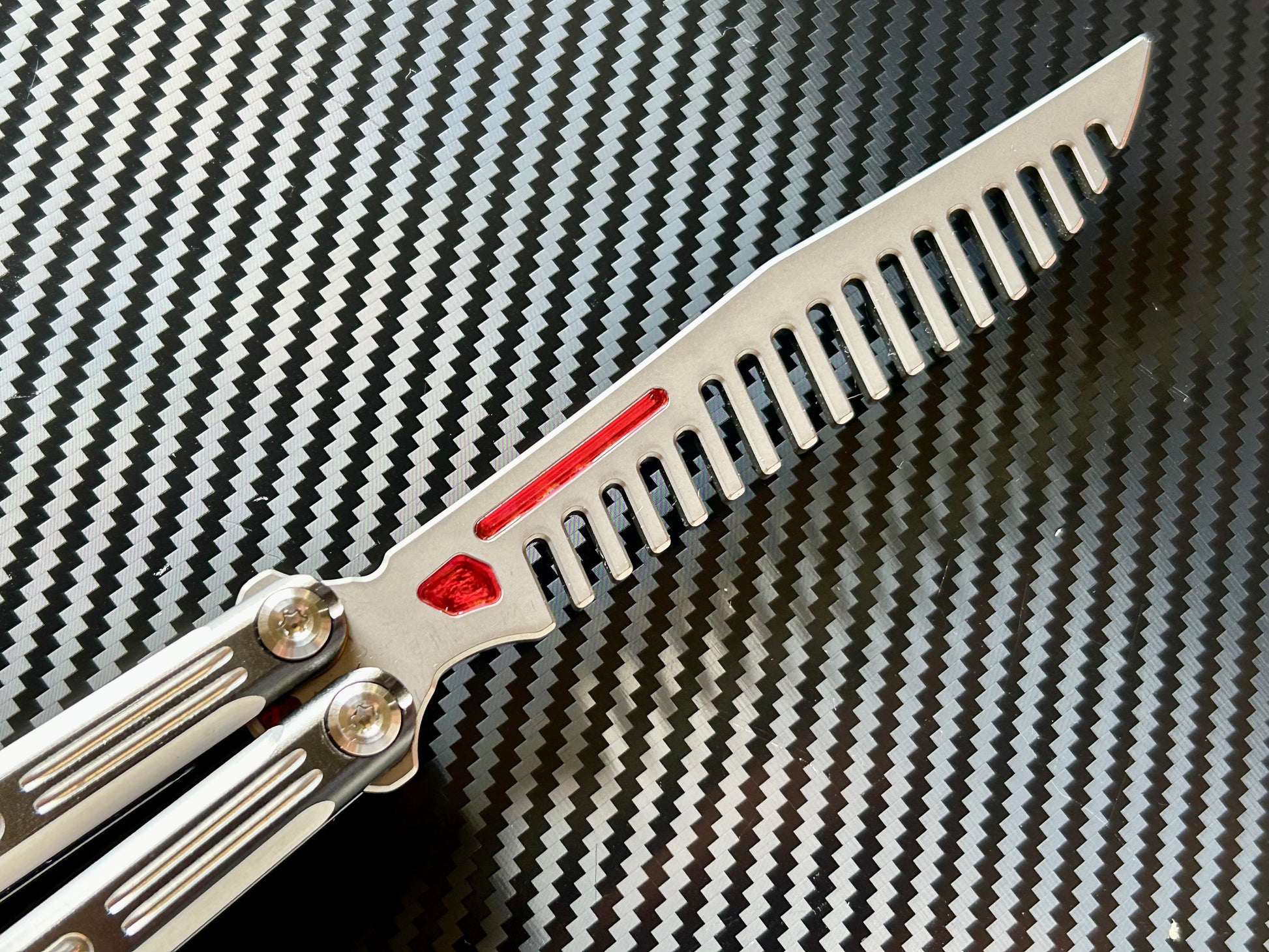 Add a pop of color to your LDY Orion-S Comb balisong trainer with these custom-made Zippy inserts. This mod consists of shatter-proof polyurethane cosmetic inserts to customize your comb trainer blade, as well as tang inserts.