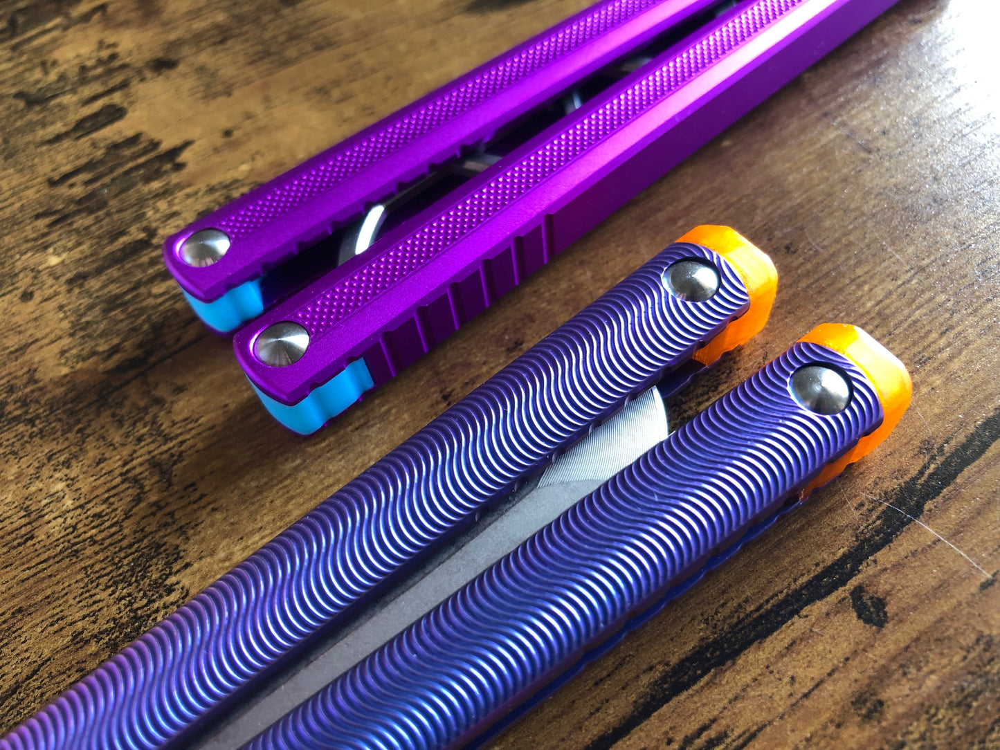 These Zippy spacers designed for the MachineWise Sasori and Tottori Balisongs are made in-house from a shatter-proof polyurethane. The spacers offer adjustable balance with removable tungsten weights and are available in both Flush Spacers and Extensions. The Extension spacers add length and protect your handles from drops. 