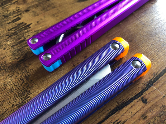 These Zippy spacers designed for the MachineWise Sasori and Tottori Balisongs are made in-house from a shatter-proof polyurethane. The spacers offer adjustable balance with removable tungsten weights and are available in both Flush Spacers and Extensions. The Extension spacers add length and protect your handles from drops. 