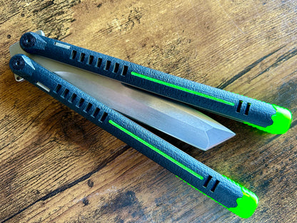 The Parallax is Zippy's first metal butterfly knife, featuring and a modular spacer system that enables rapid adjustment of handle length and balance. The innovative triple-liner design and channel scales provide enhanced rigidity compared to traditional sandwich-style balisongs. The Parallax features threadlocker-free tuning and the high-performance raceway bearing system, which is slower and more controlled compared to traditional bearings.