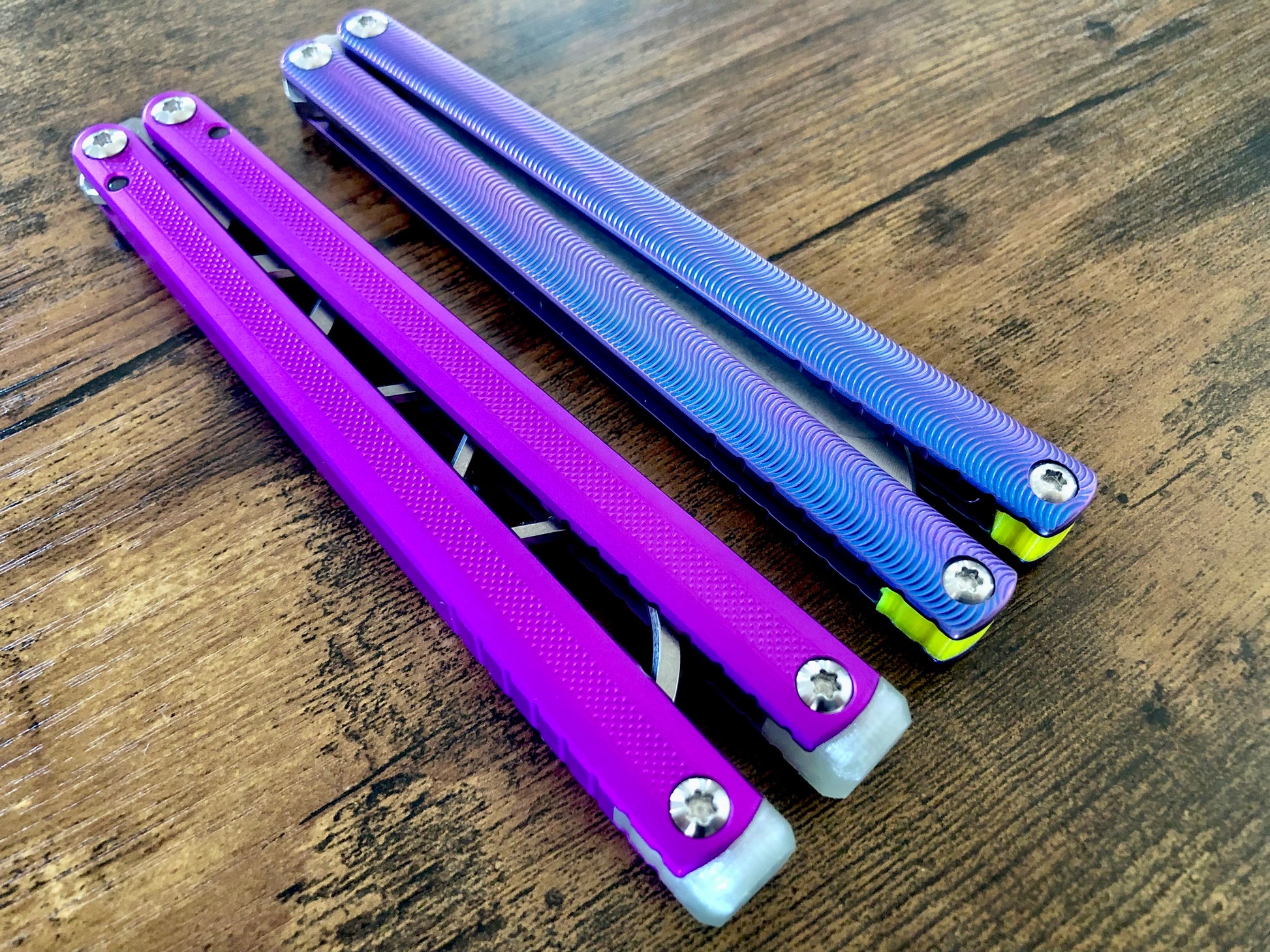 These Zippy spacers designed for the MachineWise Sasori and Tottori Balisongs are made in-house from a shatter-proof polyurethane. The spacers offer adjustable balance with removable tungsten weights and are available in both Flush Spacers and Extensions. The Extension spacers add length and protect your handles from drops. 