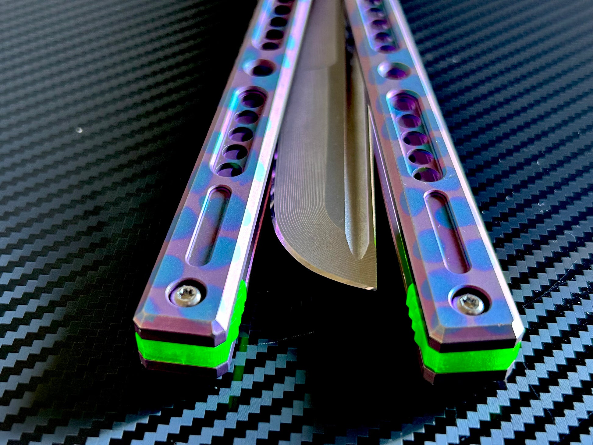 These Zippy spacers are custom-designed for the Hansen Metals Solo butterfly knife They add positive jimping to the Solofor extra grip, and include a tungsten weight system for adjustable balance. This allows you to add end-weight to the Solo to add a light to moderate handle bias.