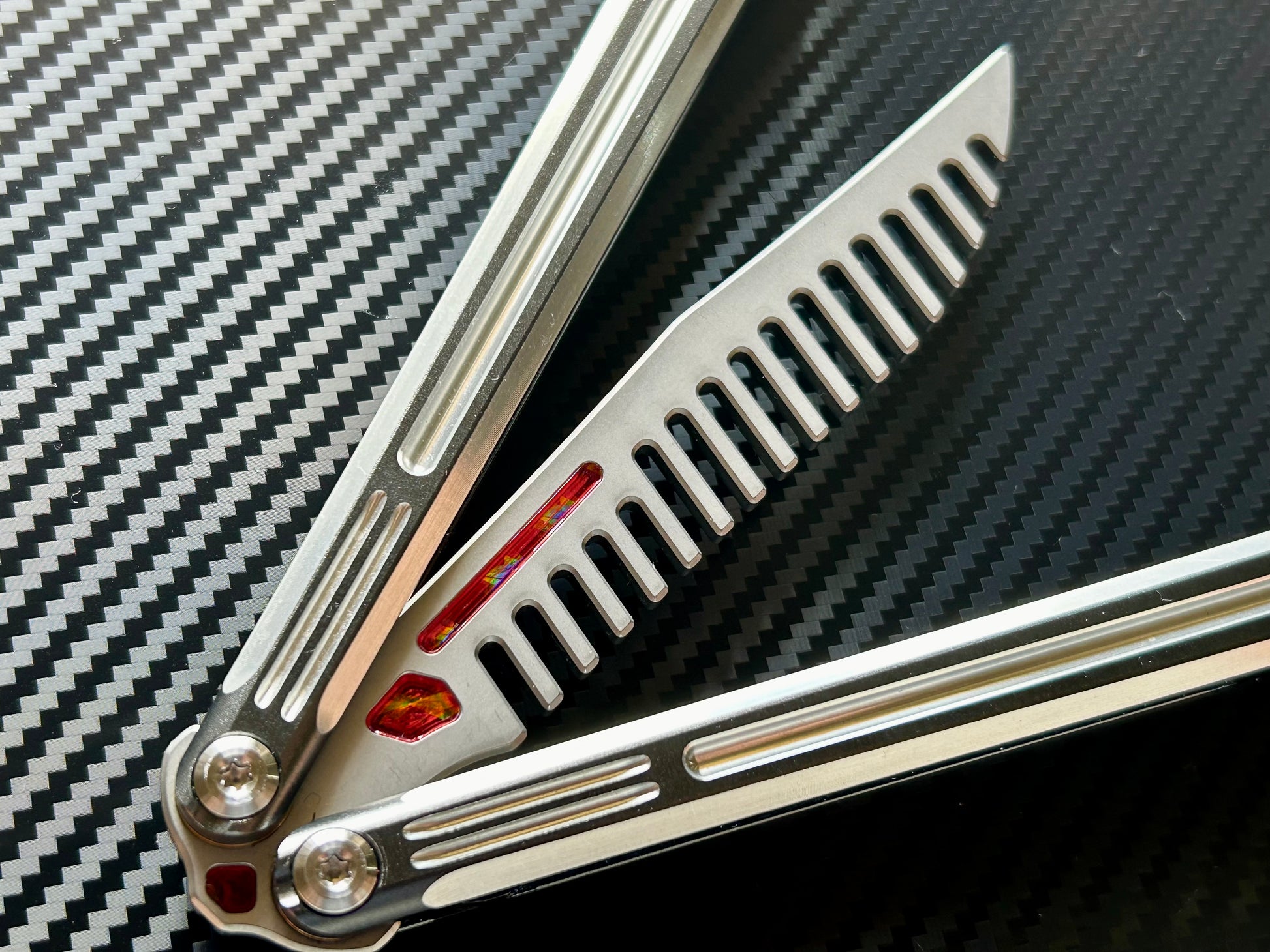 Add a pop of color to your LDY Orion-S Comb balisong trainer with these custom-made Zippy inserts. This mod consists of shatter-proof polyurethane cosmetic inserts to customize your comb trainer blade, as well as tang inserts.