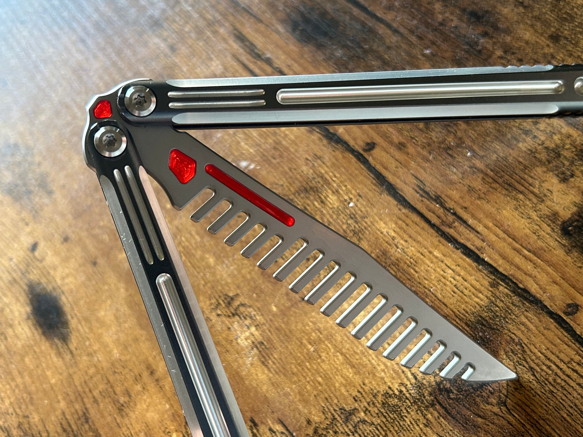 Add a pop of color to your LDY Orion-S Comb balisong trainer with these custom-made Zippy inserts. This mod consists of shatter-proof polyurethane cosmetic inserts to customize your comb trainer blade, as well as tang inserts.