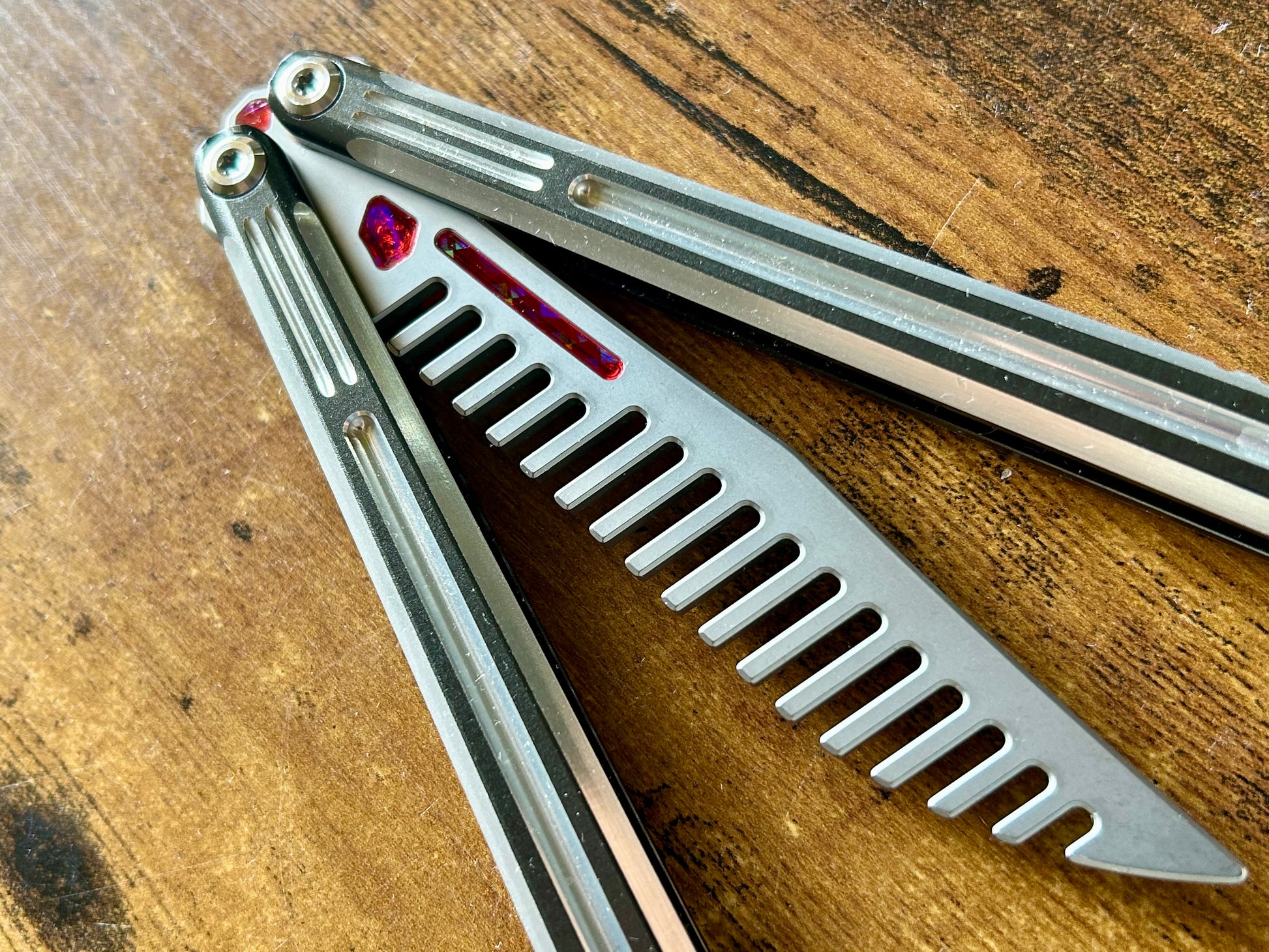 Add a pop of color to your LDY Orion-S Comb balisong trainer with these custom-made Zippy inserts. This mod consists of shatter-proof polyurethane cosmetic inserts to customize your comb trainer blade, as well as tang inserts.