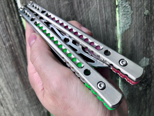 These Zippy spacers designed for the BBbarfly SuperFly balisong trainer are made in-house from a rubbery, shatter-proof polyurethane. They add positive jimping to the SuperFly for extra grip, and include a tungsten weight system for adjustable balance.