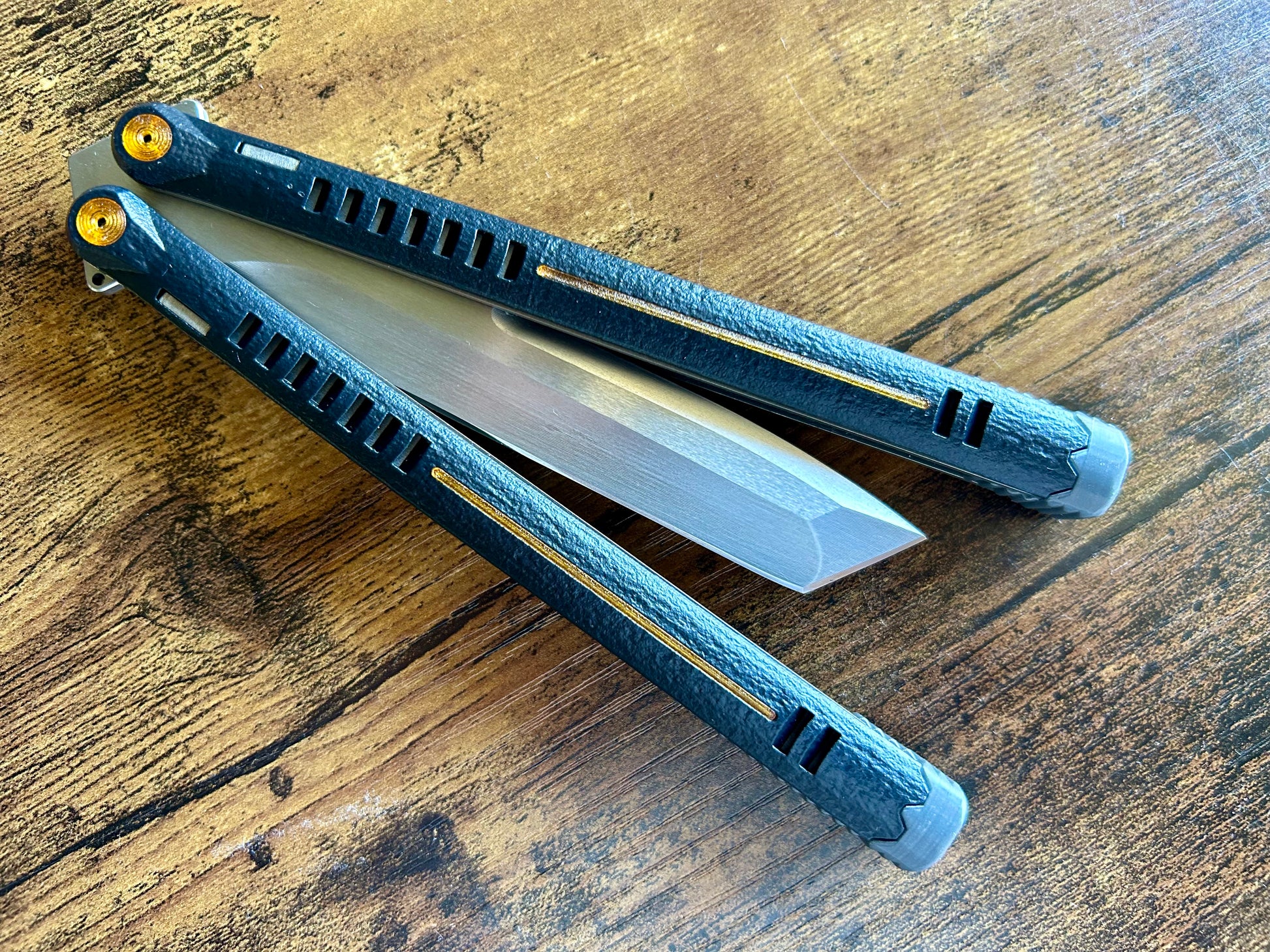 The Parallax is Zippy's first metal balisong, featuring and a modular spacer system that enables rapid adjustment of handle length and balance. The innovative triple-liner design and channel scales provide enhanced rigidity compared to traditional sandwich-style balisongs. The Parallax features threadlocker-free tuning and the high-performance raceway bearing system, which is slower and more controlled compared to traditional bearings.