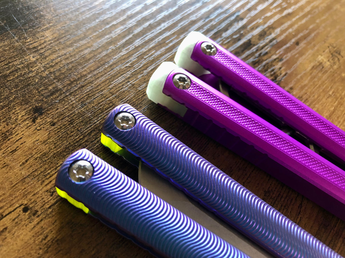 These Zippy spacers designed for the MachineWise Sasori and Tottori Balisongs are made in-house from a shatter-proof polyurethane. The spacers offer adjustable balance with removable tungsten weights and are available in both Flush Spacers and Extensions. The Extension spacers add length and protect your handles from drops. 