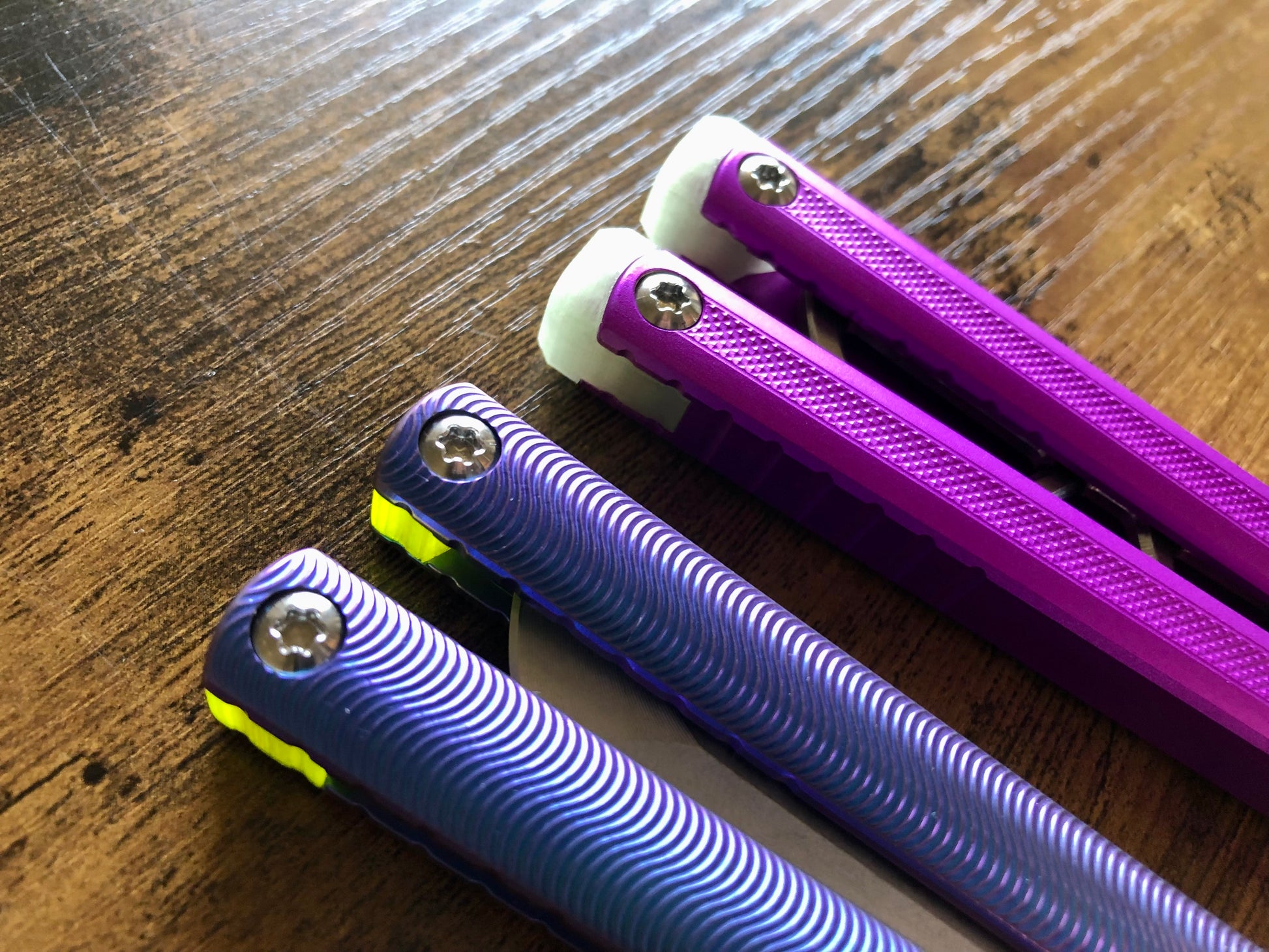 These Zippy spacers designed for the MachineWise Sasori and Tottori Balisongs are made in-house from a shatter-proof polyurethane. The spacers offer adjustable balance with removable tungsten weights and are available in both Flush Spacers and Extensions. The Extension spacers add length and protect your handles from drops. 