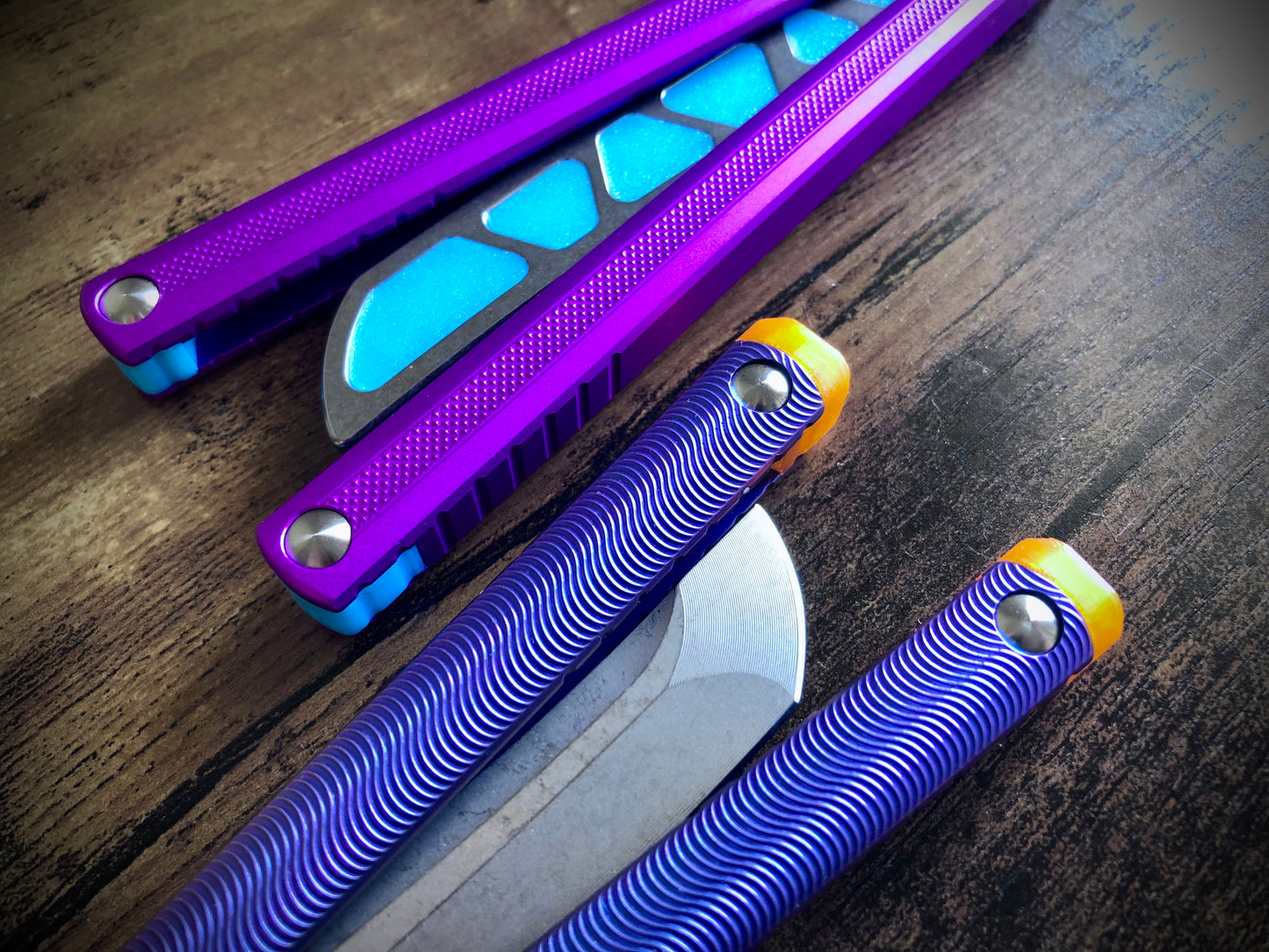 These Zippy spacers designed for the MachineWise Sasori and Tottori Balisongs are made in-house from a shatter-proof polyurethane. The spacers offer adjustable balance with removable tungsten weights and are available in both Flush Spacers and Extensions. The Extension spacers add length and protect your handles from drops. 