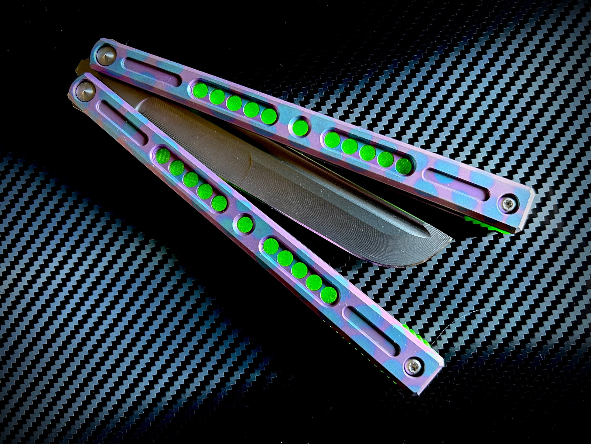 Deepen the sound and modify the aesthetic of your Hansen Metals Solo butterfly knife with these polyurethane Zippy handle inlays.