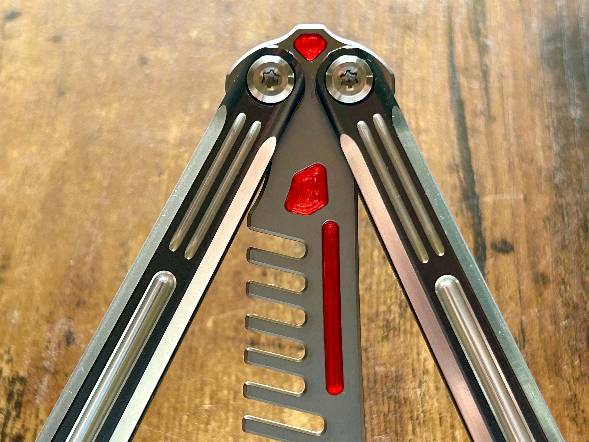 Add a pop of color to your LDY Orion-S Comb balisong trainer with these custom-made Zippy inserts. This mod consists of shatter-proof polyurethane cosmetic inserts to customize your comb trainer blade, as well as tang inserts.