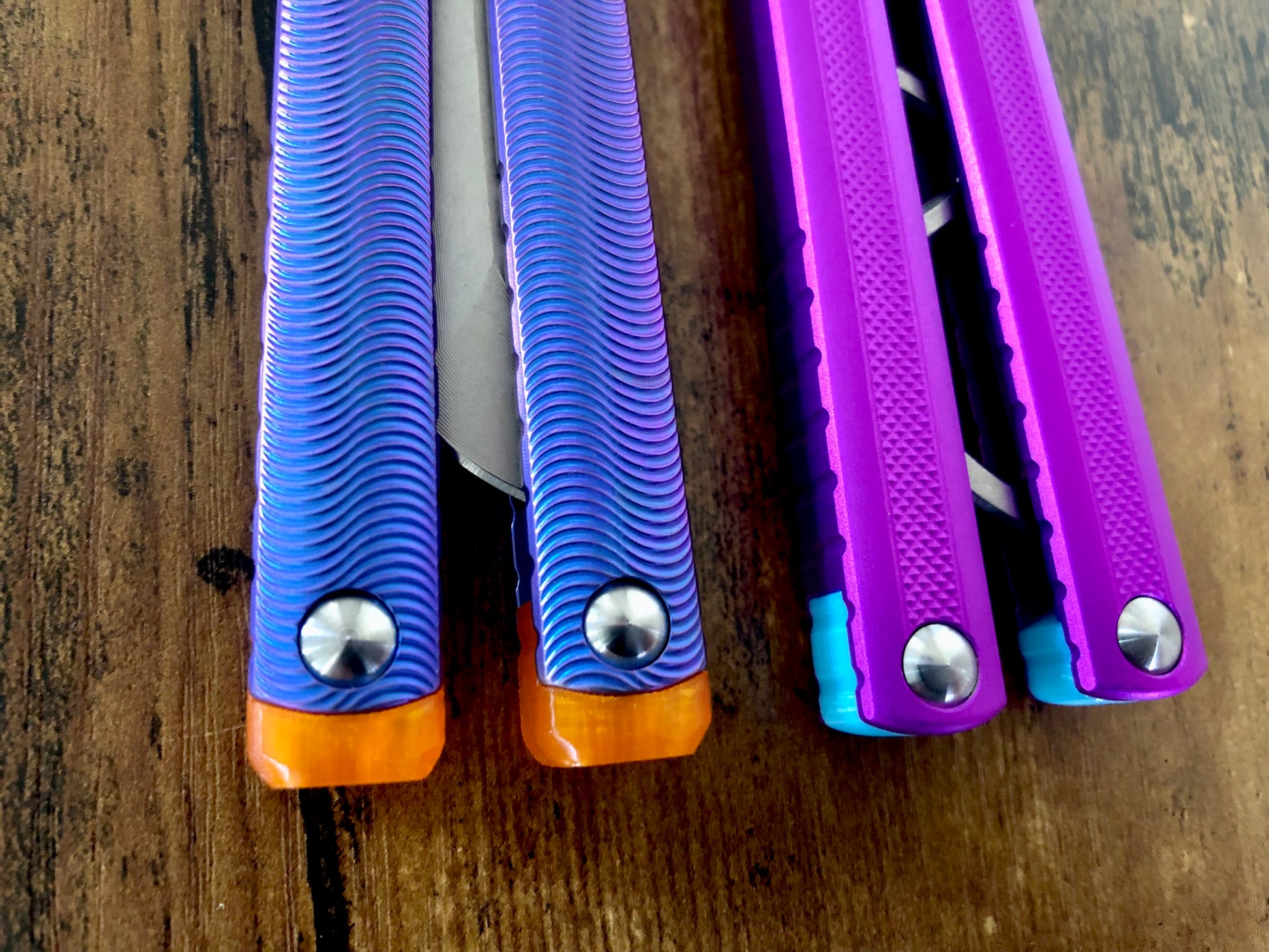 These Zippy spacers designed for the MachineWise Sasori and Tottori Balisongs are made in-house from a shatter-proof polyurethane. The spacers offer adjustable balance with removable tungsten weights and are available in both Flush Spacers and Extensions. The Extension spacers add length and protect your handles from drops. 