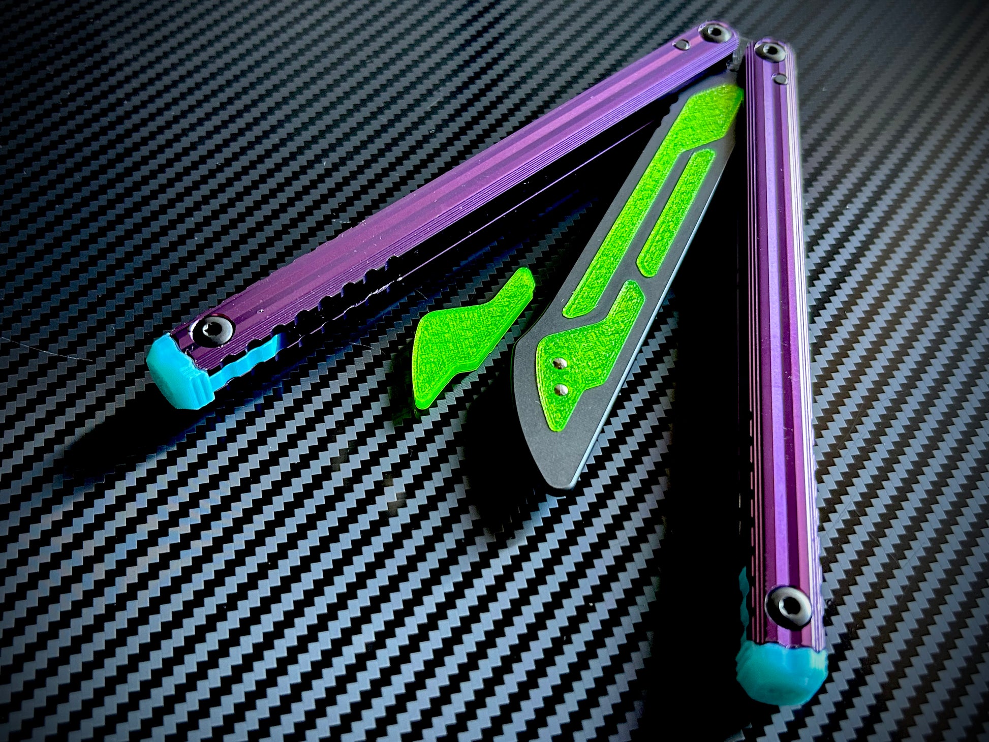 These Zippy spacers and blade inserts designed for the Nabalis Impulse butterfly knife trainer are made from a shatter-proof polyurethane. The spacers extend and protect the handles, feature positive jimping, and enable adjustable balance with up to 3x removable tungsten weights per spacer. The blade inserts increase momentum and enable you to adjust the balance with the optional tungsten-weighted tip insert.