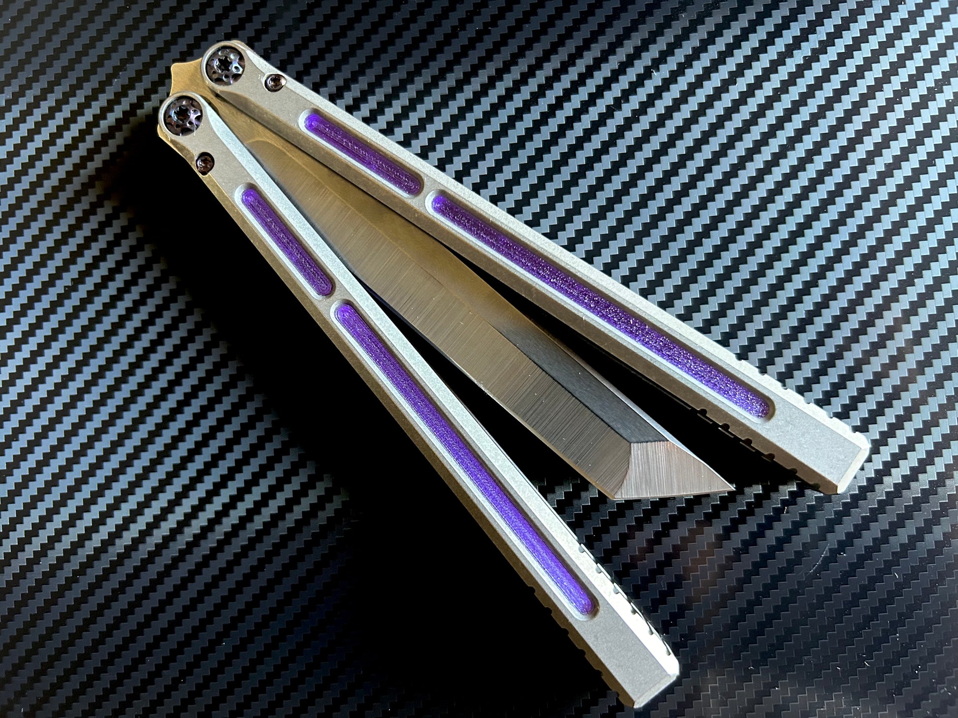 Add color, silence the ring, and deepen the sound of your Henninger Telesto butterfly knife with these shatter-proof Zippy handle inlays.