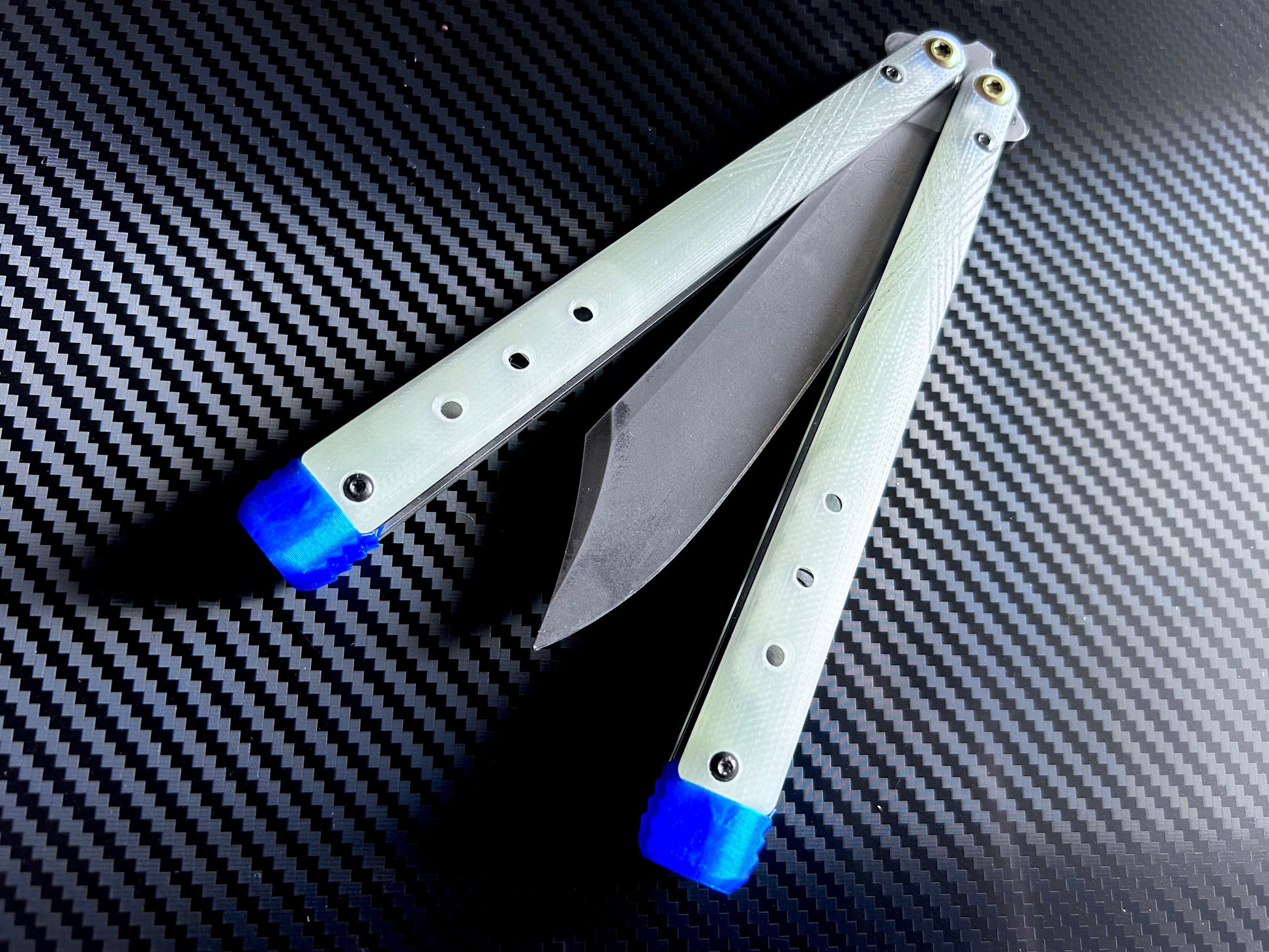 These Zippy spacers for the Benchmade Necron balisong are shatter-proof extensions that will protect your handles with no risk of cracking on hard-drops. They are available in 3x different lengths with removable tungsten weights for a more granular balance and length customization. They also offer positive jimping for extra grip, and install easily in just a few minutes (watch the assembly video above!). These spacers are a no-nonsense upgrade for the Necron.