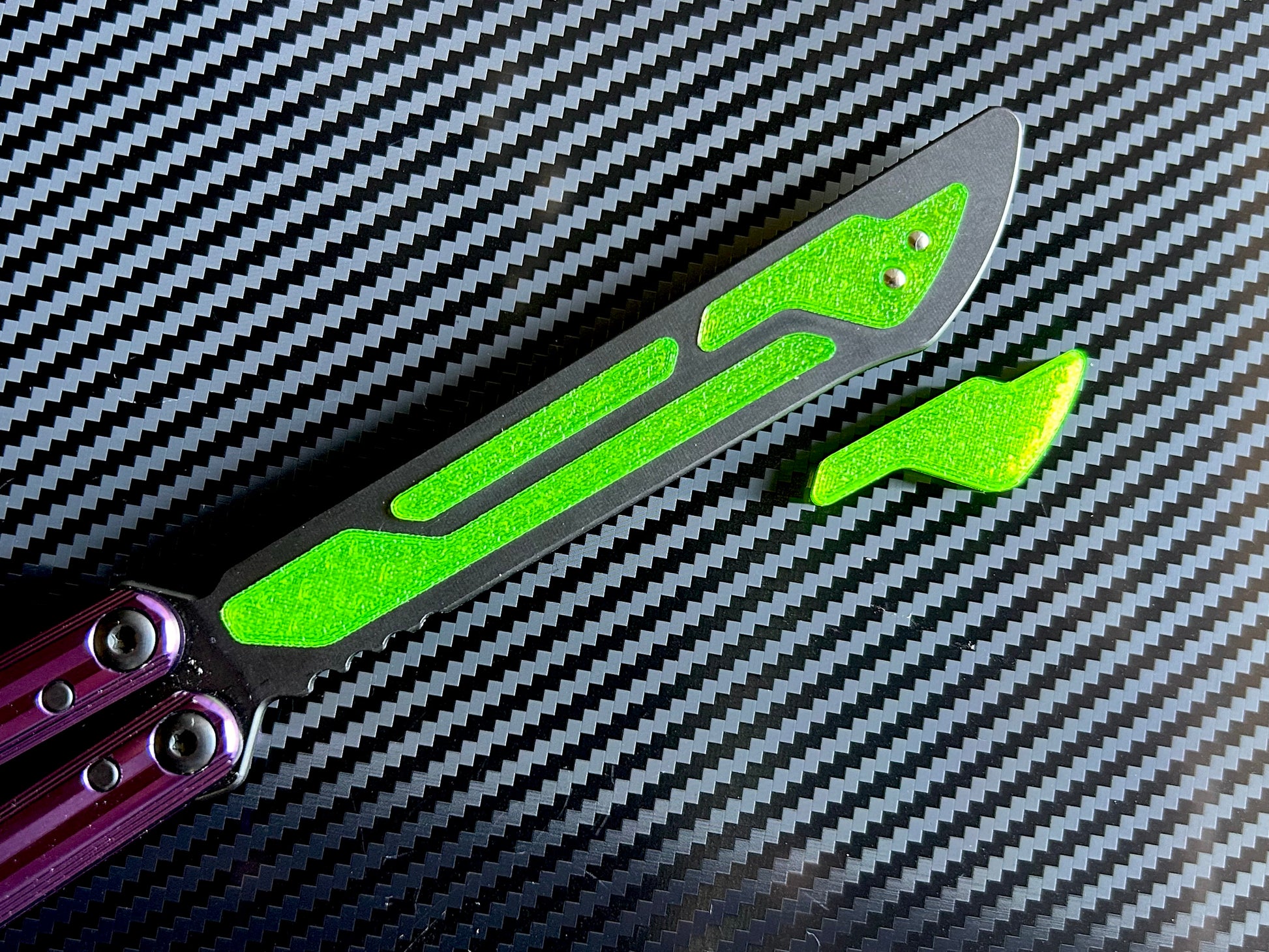 These Zippy spacers and blade inserts designed for the Nabalis Impulse butterfly knife trainer are made from a shatter-proof polyurethane. The spacers extend and protect the handles, feature positive jimping, and enable adjustable balance with up to 3x removable tungsten weights per spacer. The blade inserts increase momentum and enable you to adjust the balance with the optional tungsten-weighted tip insert.