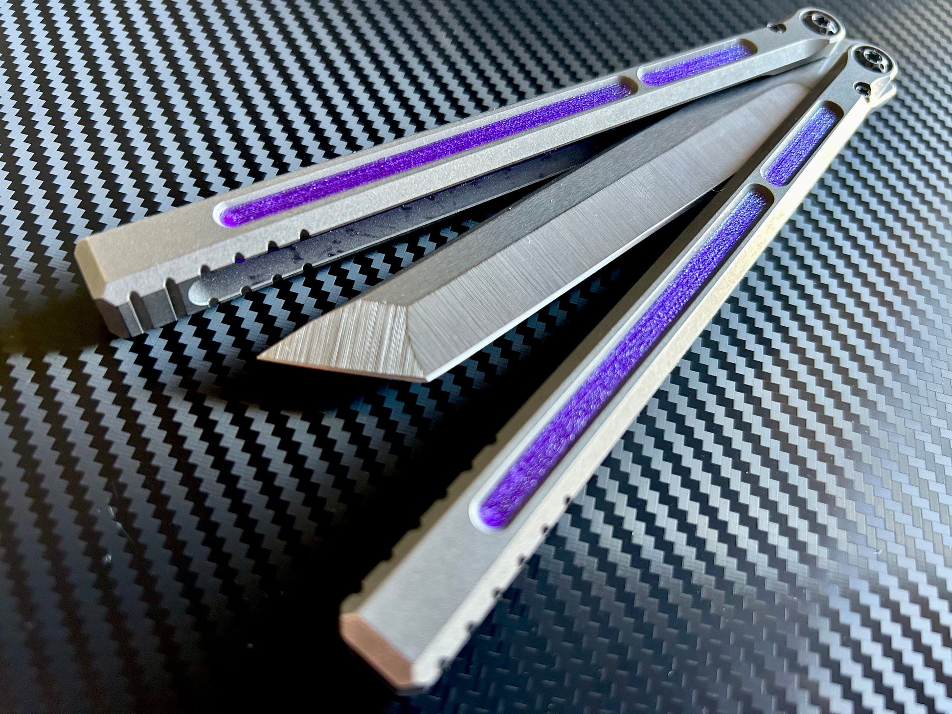 Add color, silence the ring, and deepen the sound of your Henninger Telesto butterfly knife with these shatter-proof Zippy handle inlays.