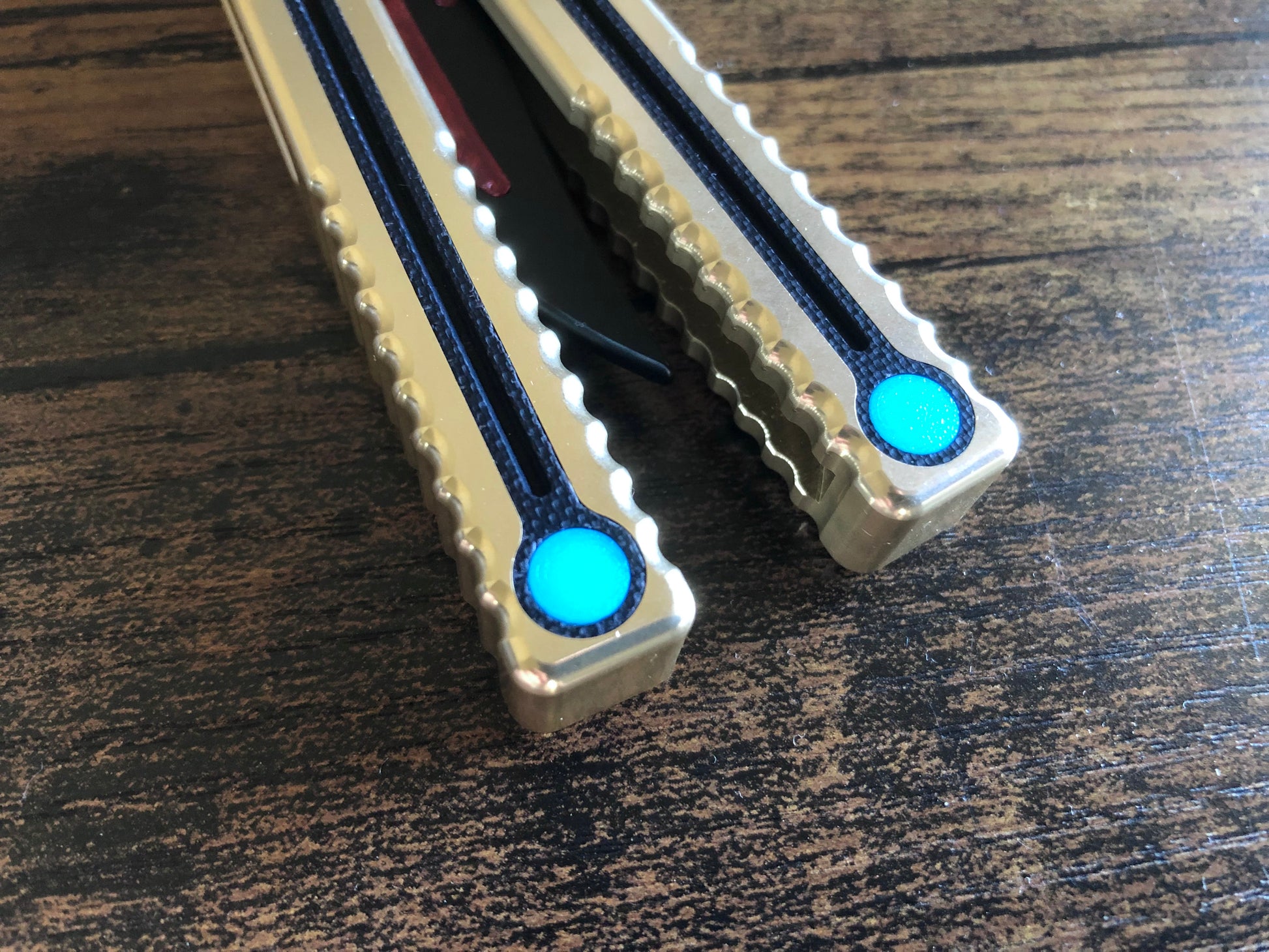 Pivot Plugs are a cosmetic handle inlay mod designed to friction fit in 3/16" bores at the bottom of a variety of balisong handles, including the Squid Industries Krake Raken balisong, the MachineWise Prysma, and the Nabalis Vulp Pro.