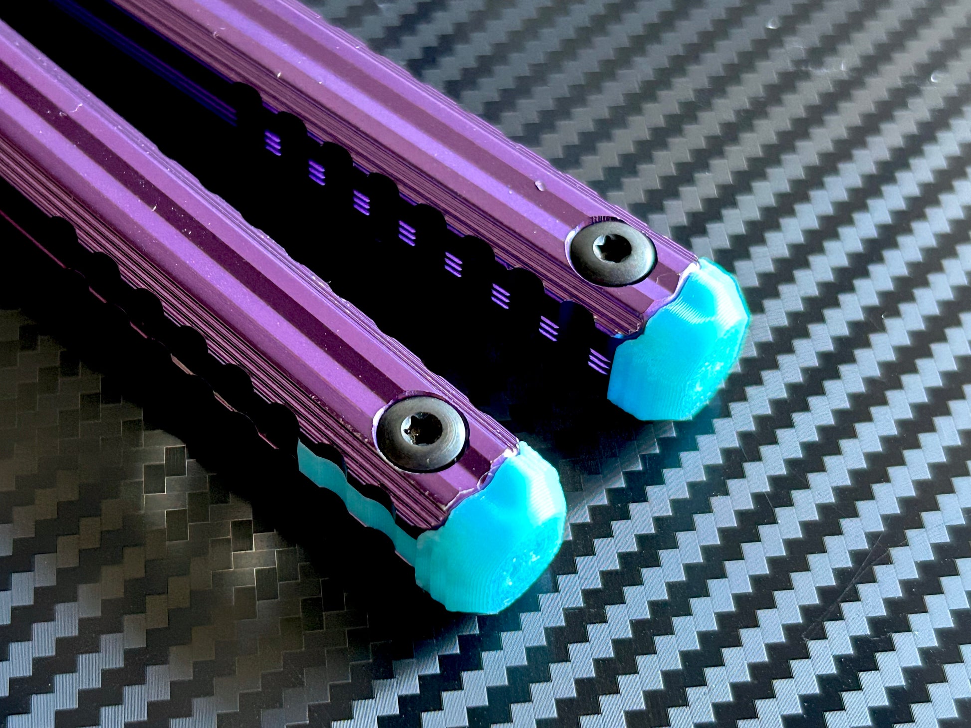 These Zippy spacers and blade inserts designed for the Nabalis Impulse butterfly knife trainer are made from a shatter-proof polyurethane. The spacers extend and protect the handles, feature positive jimping, and enable adjustable balance with up to 3x removable tungsten weights per spacer. The blade inserts increase momentum and enable you to adjust the balance with the optional tungsten-weighted tip insert.