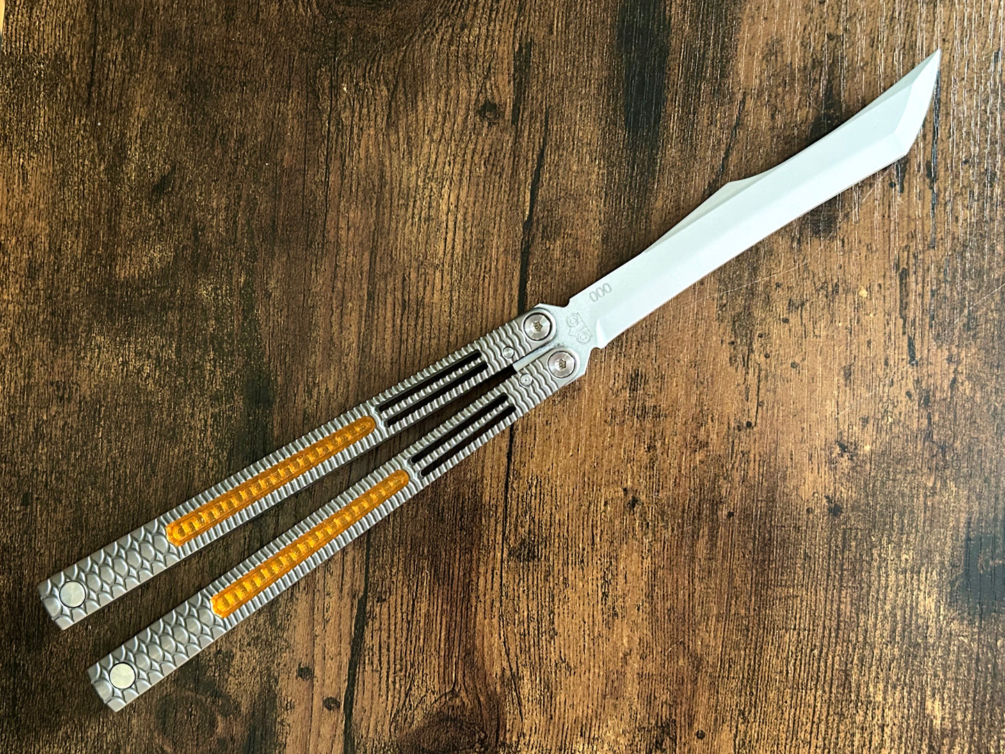 These Zippy handle inlays are designed for the Dodo Industries Ivo butterfly knife. The inlays deepen the sound, modify the grip, and add color without substantially affecting the balance of your balisong.