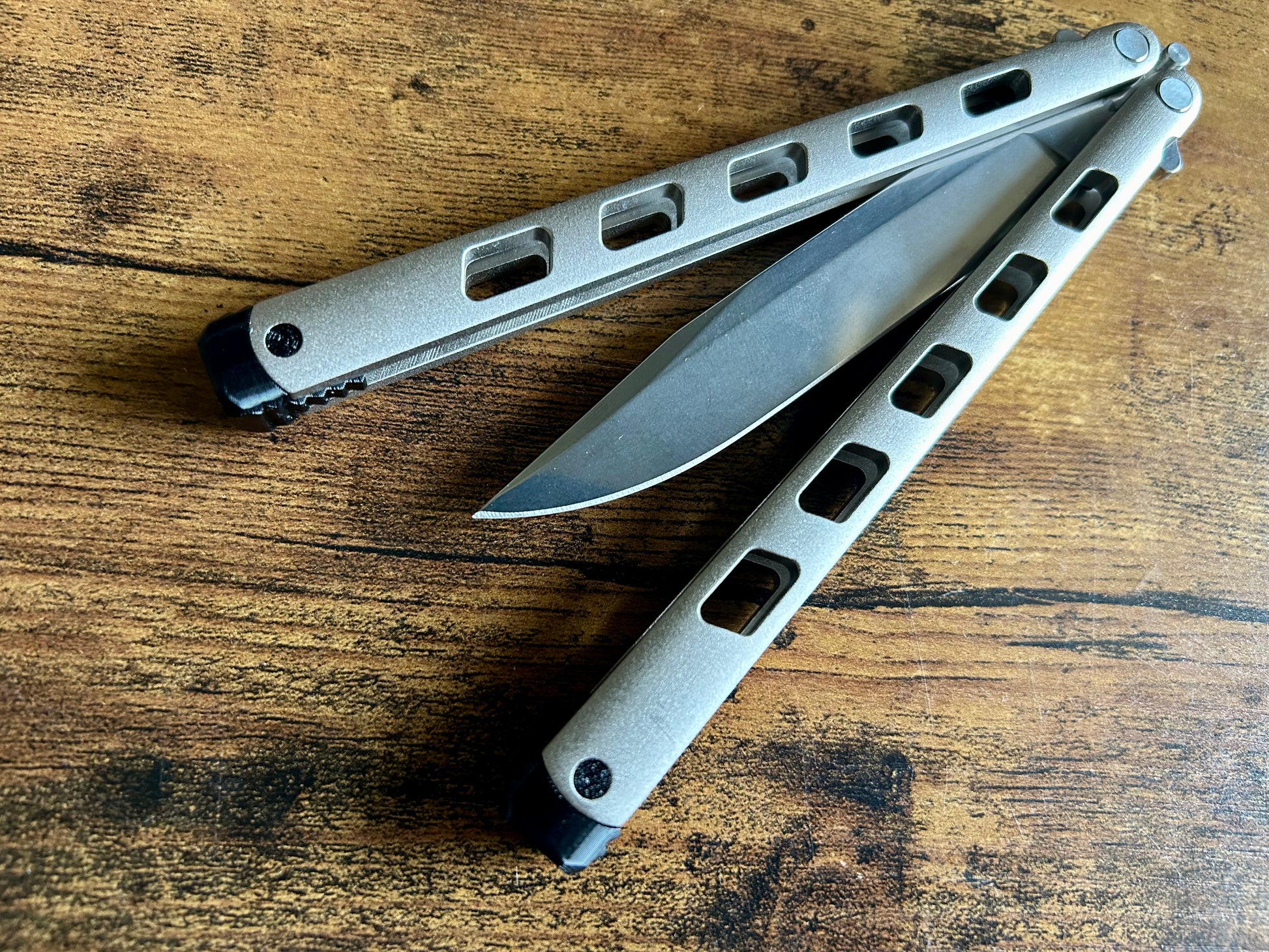 Modify the balance and ergo of your Cold Steel Arc Angel Aluminum butterfly knife with Zippy spacers, made in-house from a rubbery, shatter-proof polyurethane. The spacers add weight to improve the balance of the Arc Angel, and add positive "saw-tooth" jimping for extra grip. The spacers are available as either flush spacers, or handle extensions which add length and protect the handles from drops.