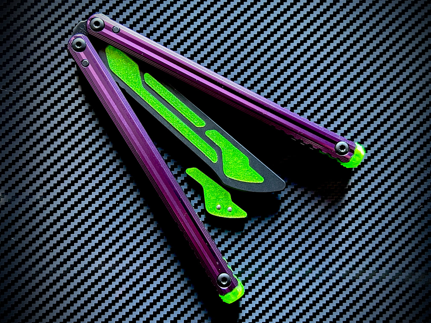 These Zippy spacers and blade inserts designed for the Nabalis Impulse butterfly knife trainer are made from a shatter-proof polyurethane. The spacers extend and protect the handles, feature positive jimping, and enable adjustable balance with up to 3x removable tungsten weights per spacer. The blade inserts increase momentum and enable you to adjust the balance with the optional tungsten-weighted tip insert.