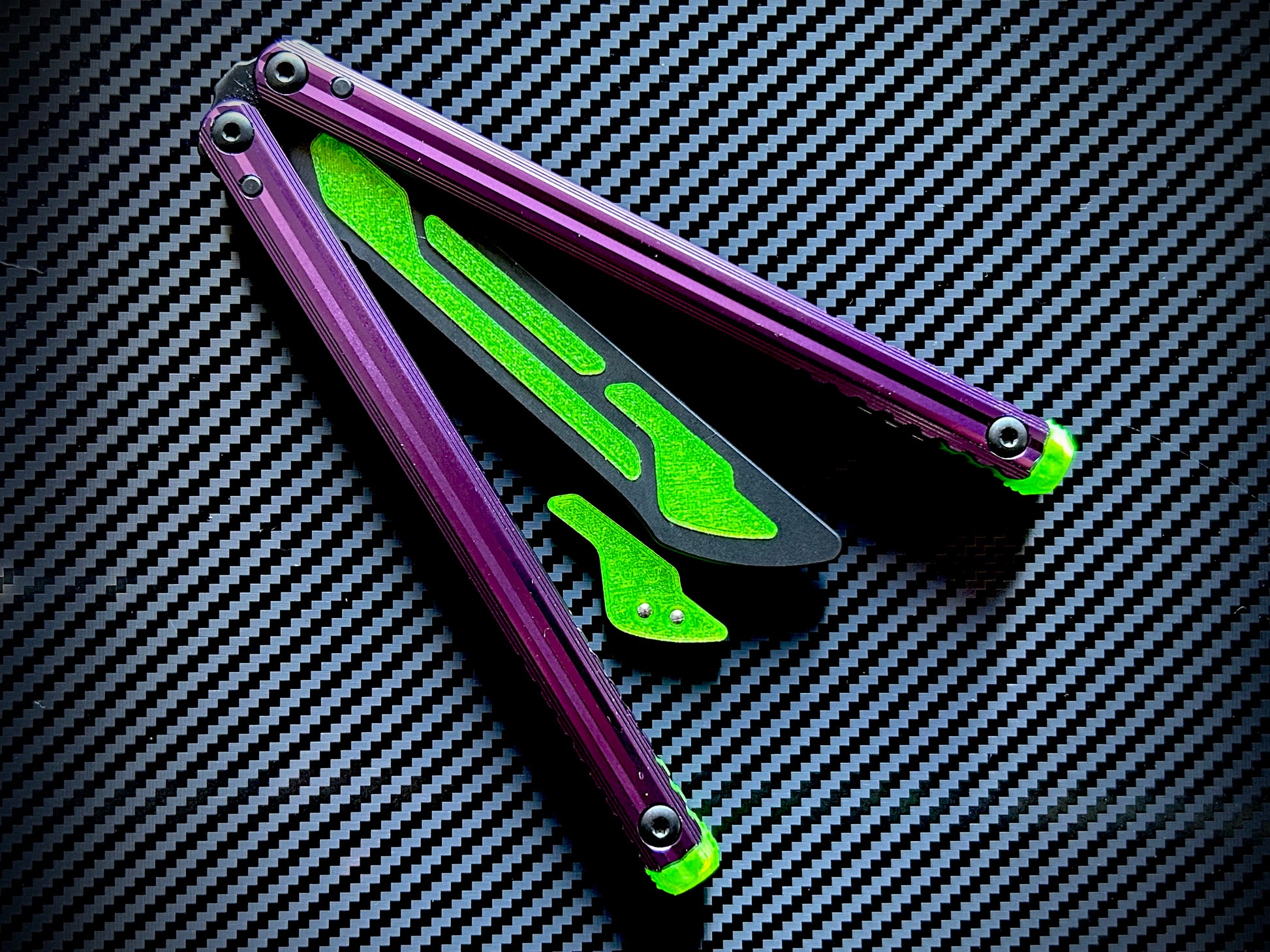 These Zippy spacers and blade inserts designed for the Nabalis Impulse butterfly knife trainer are made from a shatter-proof polyurethane. The spacers extend and protect the handles, feature positive jimping, and enable adjustable balance with up to 3x removable tungsten weights per spacer. The blade inserts increase momentum and enable you to adjust the balance with the optional tungsten-weighted tip insert.
