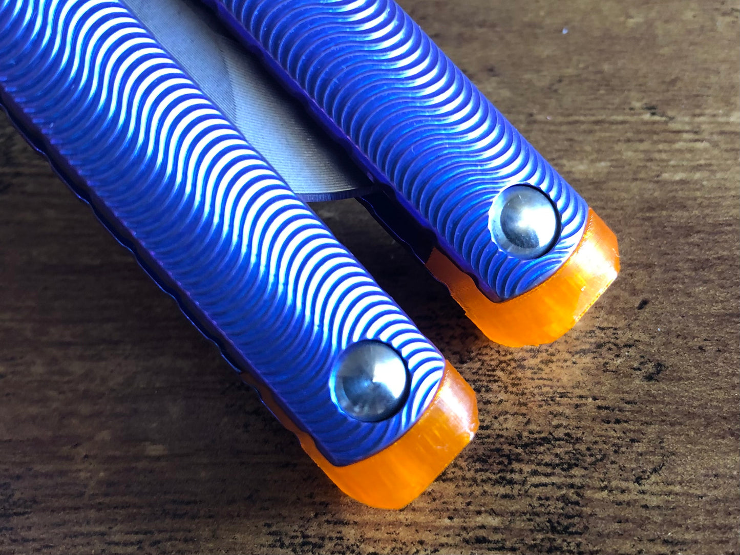 These Zippy spacers designed for the MachineWise Sasori and Tottori Balisongs are made in-house from a shatter-proof polyurethane. The spacers offer adjustable balance with removable tungsten weights and are available in both Flush Spacers and Extensions. The Extension spacers add length and protect your handles from drops. 