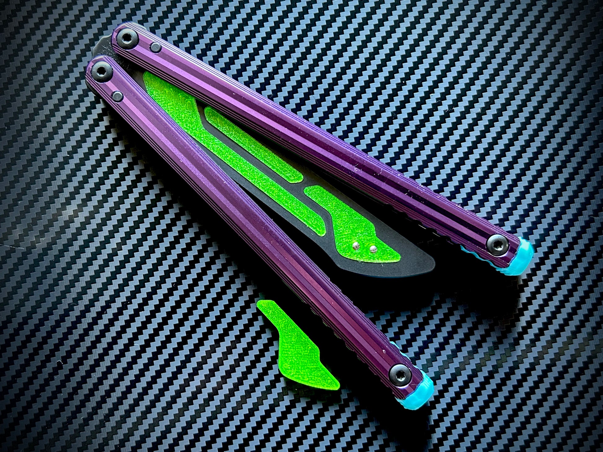 These Zippy spacers and blade inserts designed for the Nabalis Impulse butterfly knife trainer are made from a shatter-proof polyurethane. The spacers extend and protect the handles, feature positive jimping, and enable adjustable balance with up to 3x removable tungsten weights per spacer. The blade inserts increase momentum and enable you to adjust the balance with the optional tungsten-weighted tip insert.
