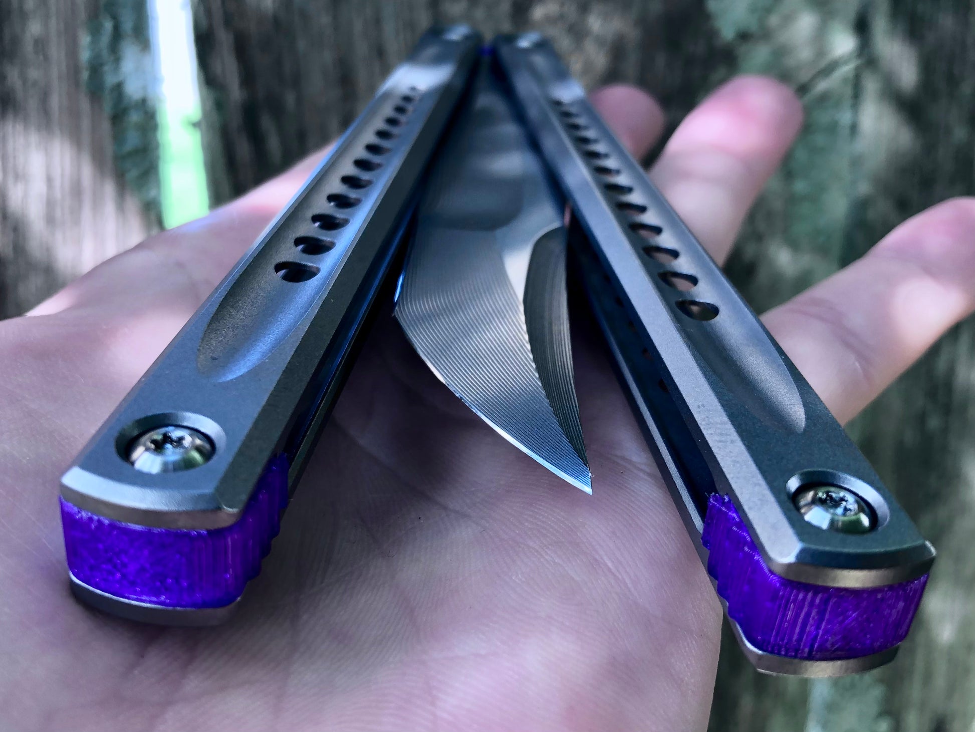 These Zippy spacers for the JK Design Embargo Balisong are made in-house from a rubbery, shatter-proof polyurethane. They add positive "saw-tooth" jimping to the Embargo and include a tungsten weight system for adjustable balance.