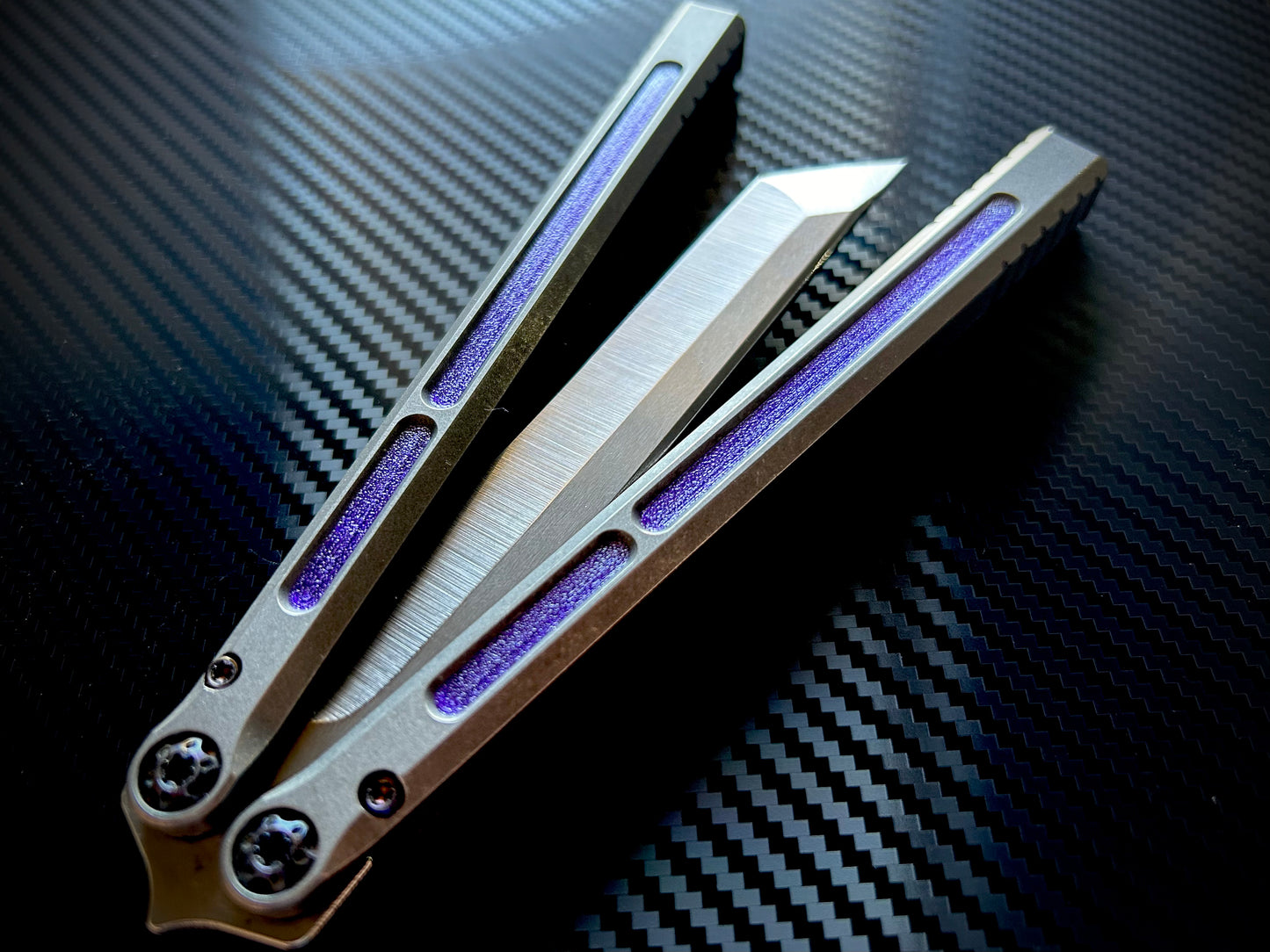 Add color, silence the ring, and deepen the sound of your Henninger Telesto butterfly knife with these shatter-proof Zippy handle inlays.