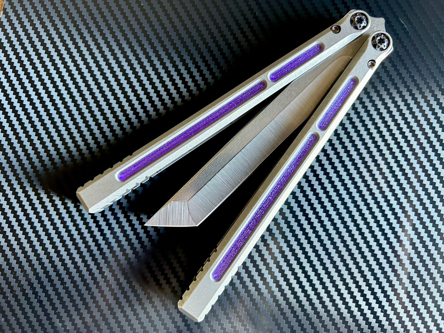 Add color, silence the ring, and deepen the sound of your Henninger Telesto butterfly knife with these shatter-proof Zippy handle inlays.