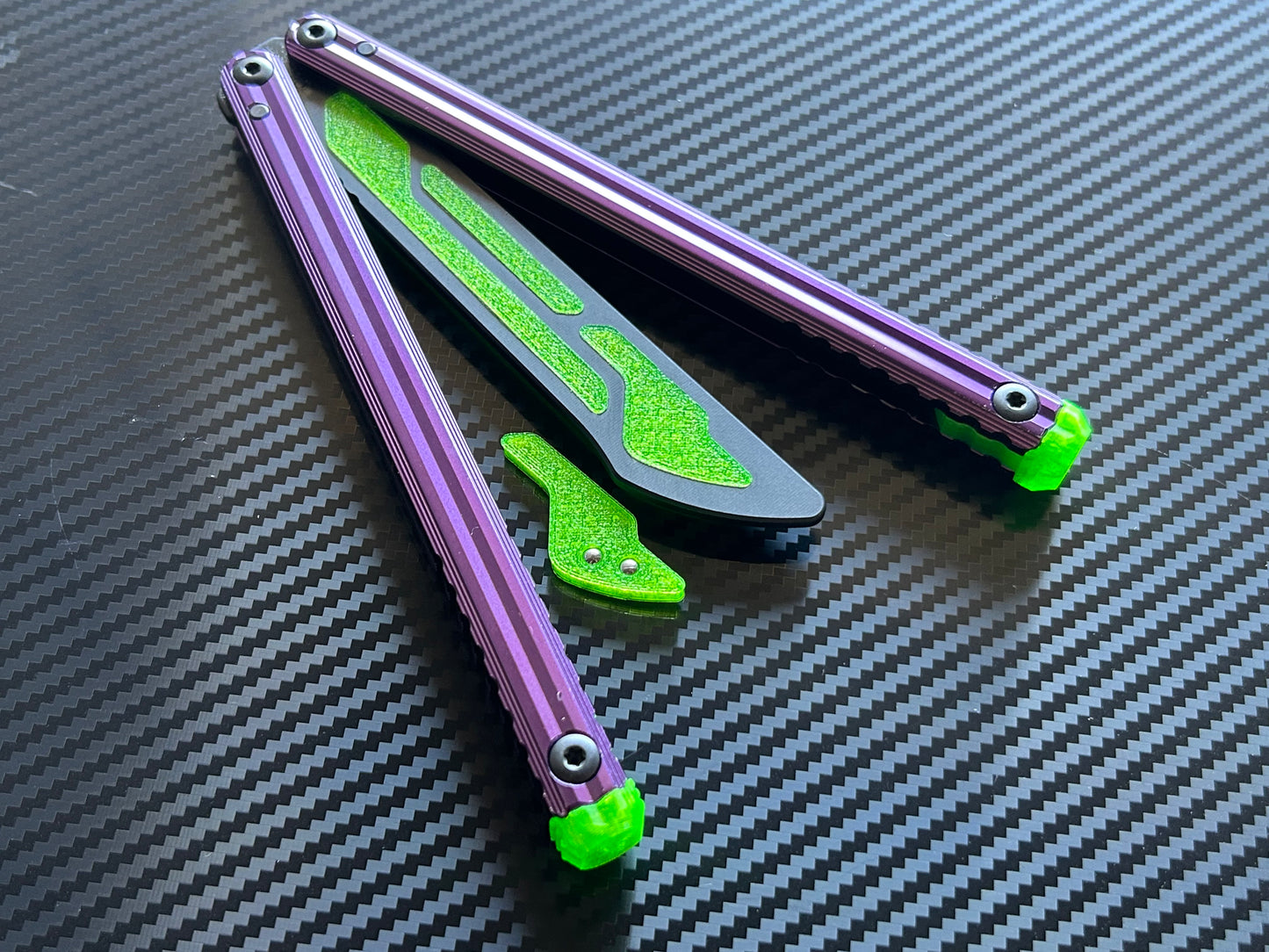 These Zippy spacers and blade inserts designed for the Nabalis Impulse butterfly knife trainer are made from a shatter-proof polyurethane. The spacers extend and protect the handles, feature positive jimping, and enable adjustable balance with up to 3x removable tungsten weights per spacer. The blade inserts increase momentum and enable you to adjust the balance with the optional tungsten-weighted tip insert.